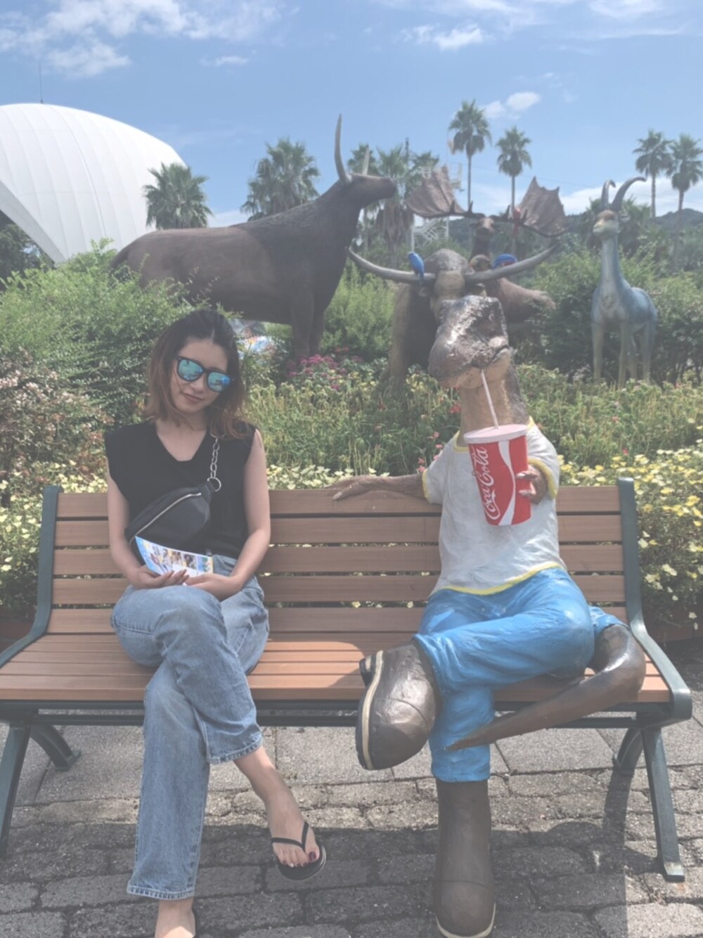 ブラック系のボディバッグ/ウエストポーチ、ブラック系のタンクトップ、ブルー系のデニムパンツを着用したレディースの秋コーディネートの1枚目の写真