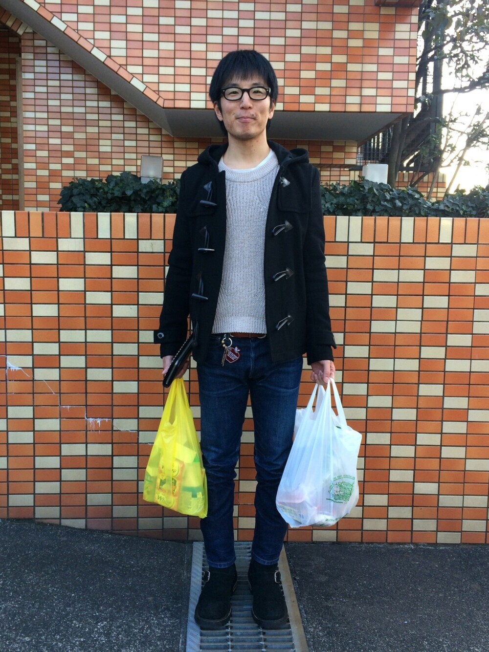 「シンプル、ATTACHMENT、H&M、A.P.C.、vaporize、OMEGA、リンゴのキーホルダー、買い物帰り」｜「ATTACHMENTの手放し済み（ダッフルコート、ブラック系）」を使った、Daisuke Aさん（メンズ・168cm）の冬コーディネートの1枚目の写真