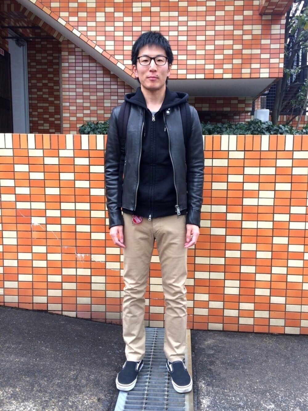 「レザージャケット、チノパン、スニーカー、MIHARAYASUHIRO、ATTACHMENT、VANS、銭湯ルック、山の湯」｜「MIHARAYASUHIROのアイテム（ライダースジャケット、ブラック系）」を使った、Daisuke Aさん（メンズ・168cm）の春コーディネートの1枚目の写真