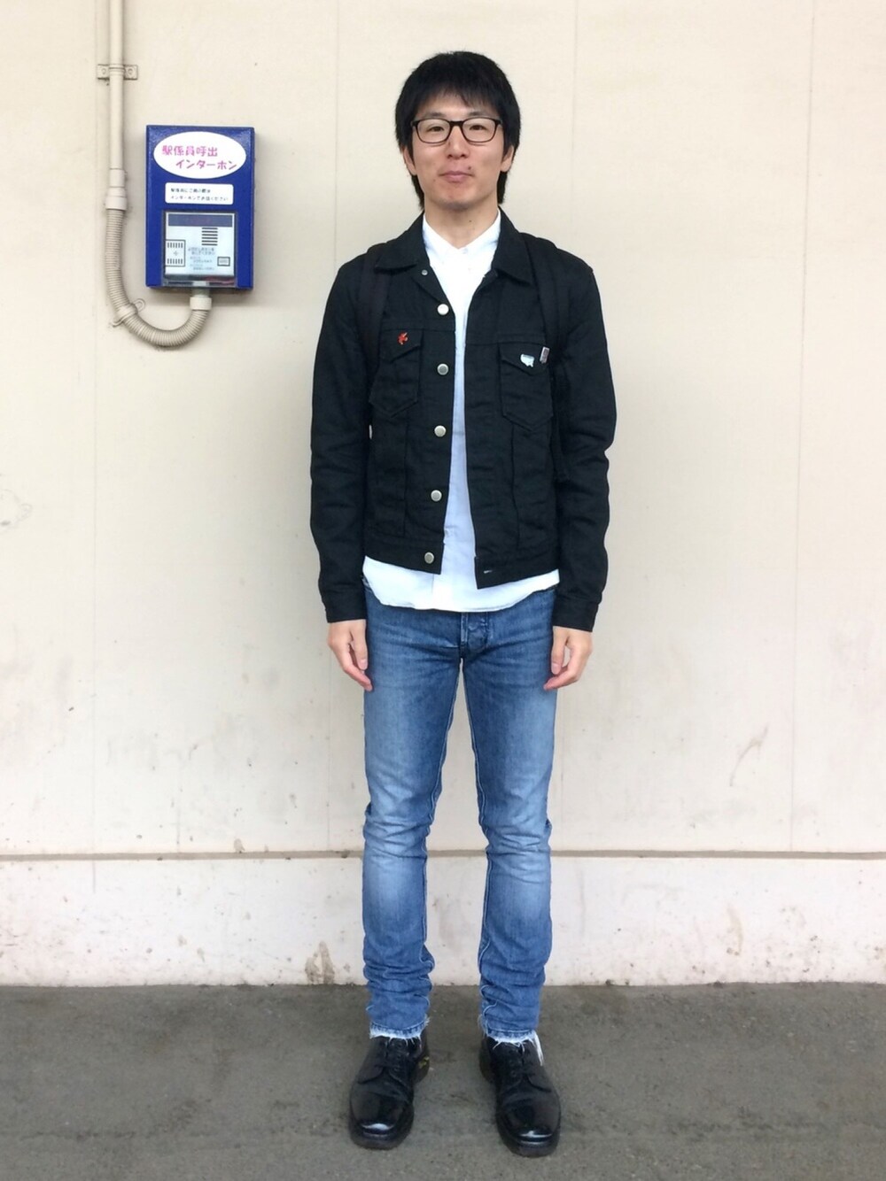 「シンプルコーデ、ジージャン、ジーンズ、ブーツ、JOHN LAWRENCE SULLIVAN、COMME des GARCONS、ksubi、Dr.Martens、東京蚤の市」｜「JOHN LAWRENCE SULLIVANのアイテム（デニムジャケット、ブラック系）」を使った、Daisuke Aさん（メンズ・168cm）の春コーディネートの1枚目の写真