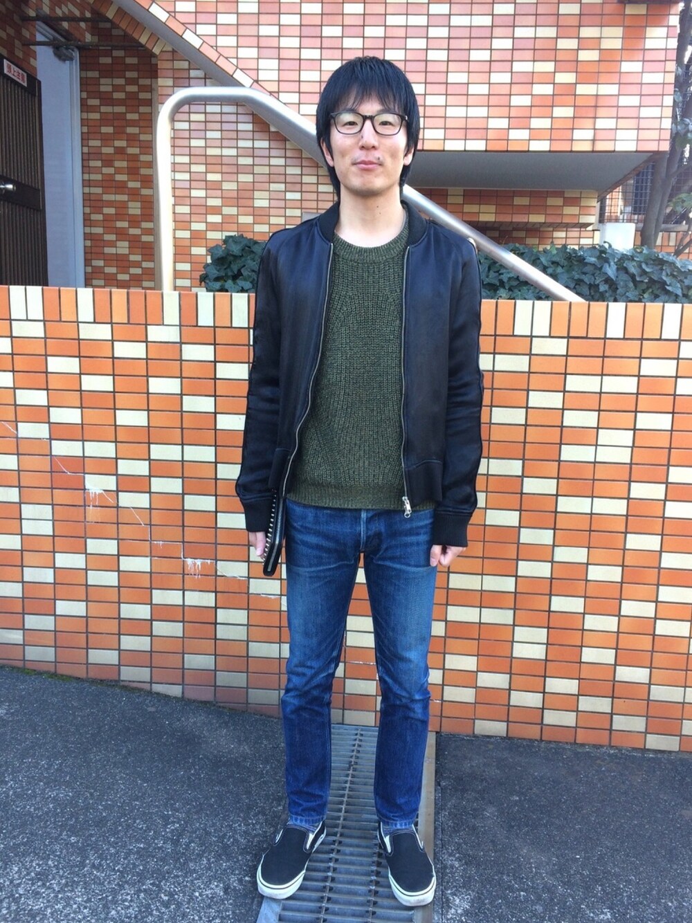 「スカジャン、ニット、ジーンズ、スリッポン、A.P.C.、買い物」｜「no brandのアイテム（その他アウター、ブラック系）」を使った、Daisuke Aさん（メンズ・168cm）の冬コーディネートの1枚目の写真