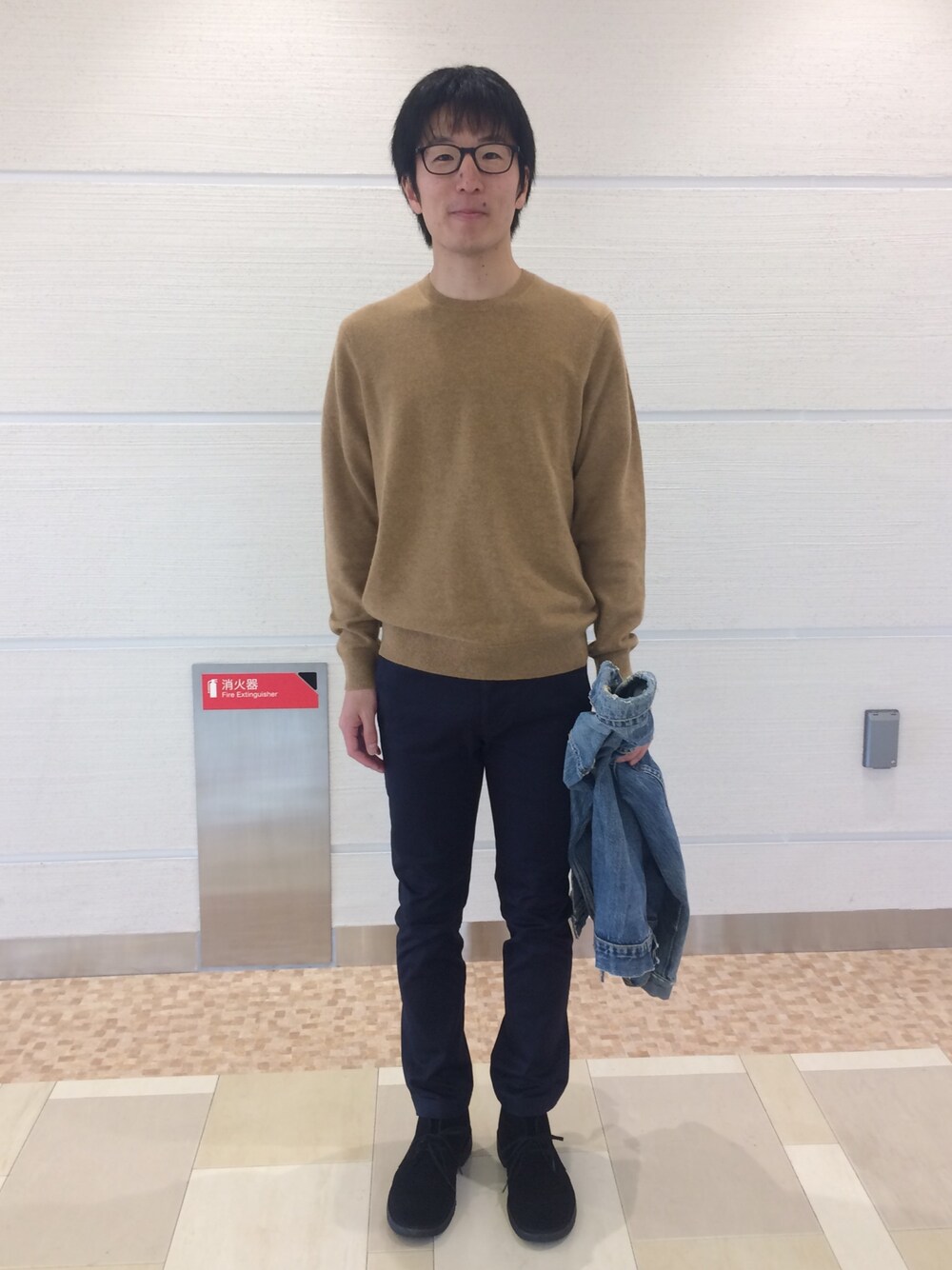 「ニット、チノパン、かいもの」｜「UNIQLOのカシミア（ニット/セーター、ブラウン系）」を使った、Daisuke Aさん（メンズ・168cm）の冬コーディネートの1枚目の写真