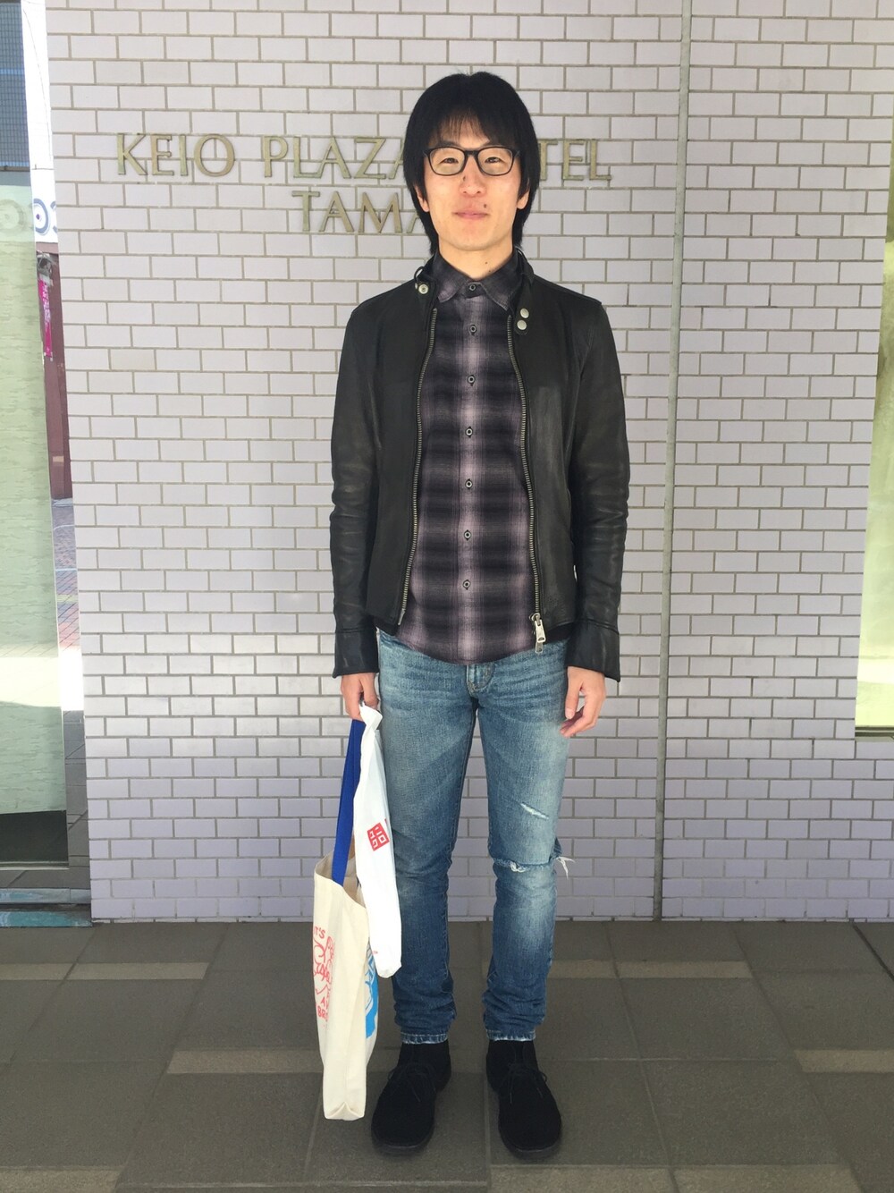 「買い物」｜「MIHARAYASUHIROのアイテム（ライダースジャケット、ブラック系）」を使った、Daisuke Aさん（メンズ・168cm）の春コーディネートの1枚目の写真