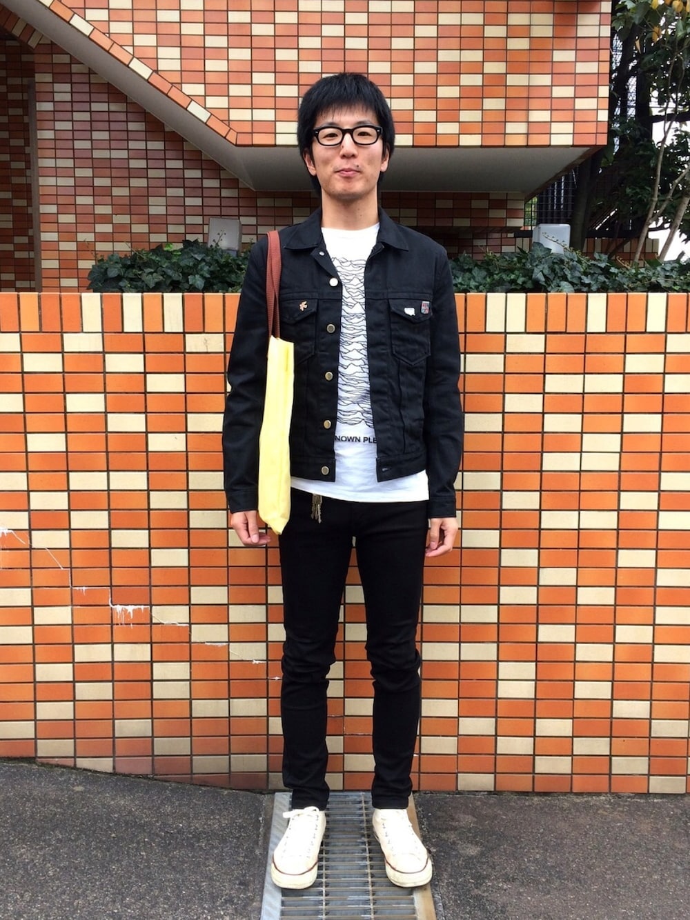 「ジージャン、スキニーデニム、JOHN LAWRENCE SULLIVAN、H&M、converse、銭湯ルック、藤の湯」｜「JOHN LAWRENCE SULLIVANのアイテム（デニムジャケット、ブラック系）」を使った、Daisuke Aさん（メンズ・168cm）の秋コーディネートの1枚目の写真