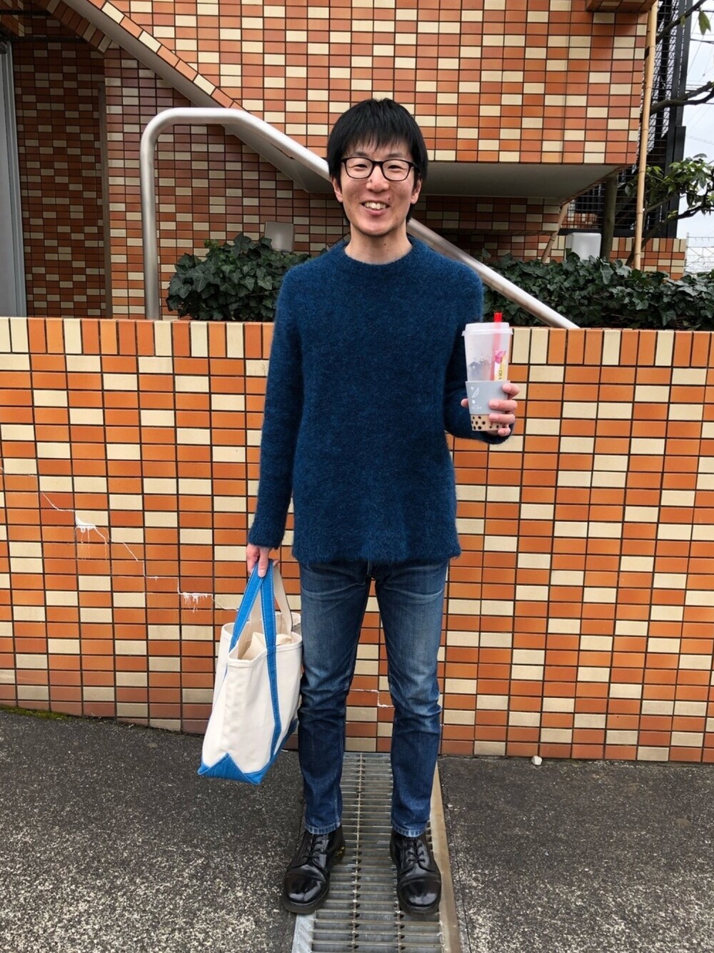 「買い物、メガタピオカ」｜「CABANE de ZUCCaのアイテム（ニット/セーター、ブルー系）」を使った、Daisuke Aさん（メンズ・168cm）の冬コーディネートの1枚目の写真