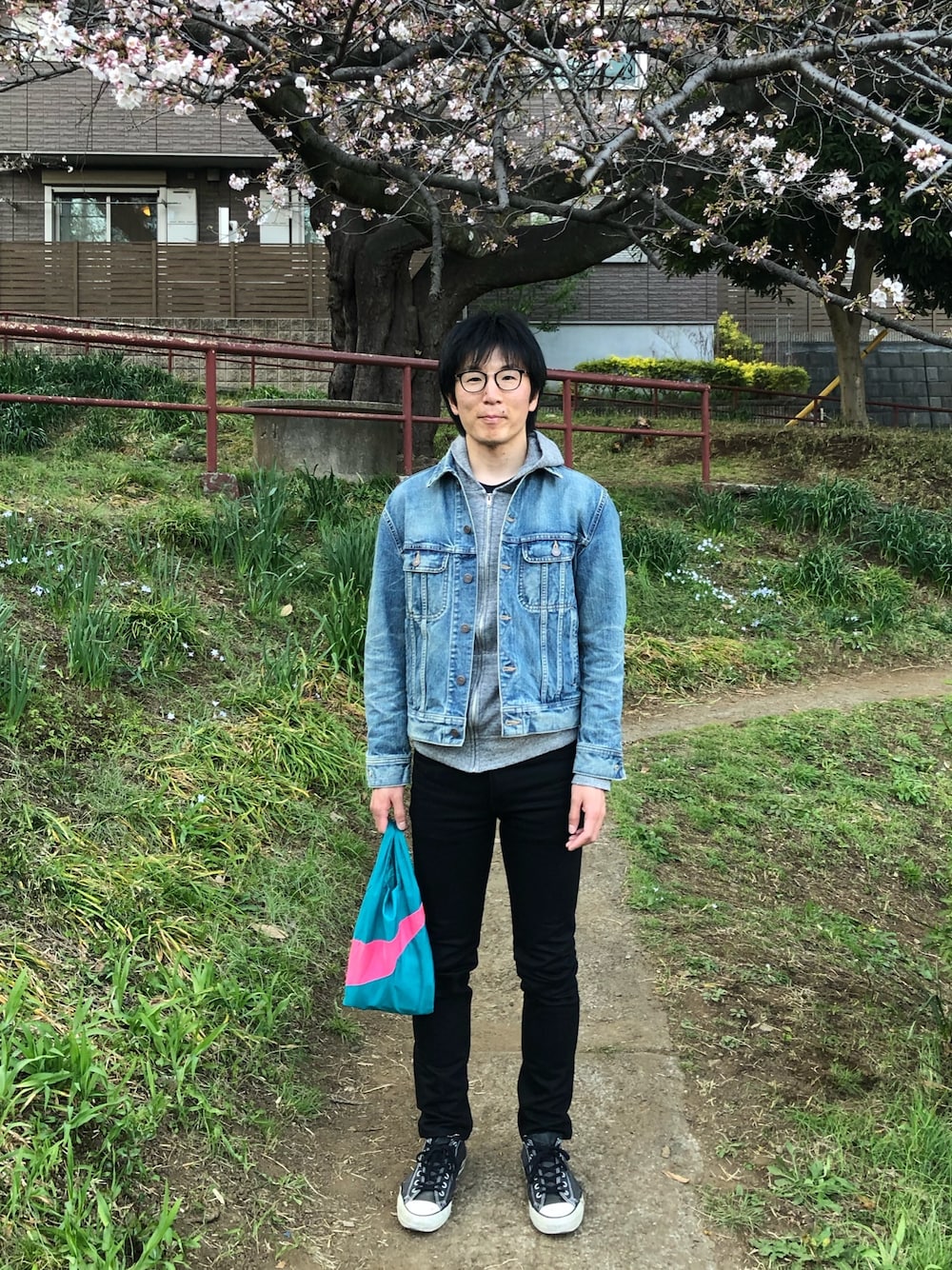 「桜」｜「CELINEのGRAND TRUCKER JACKET 2Q070444l.07OP（デニムジャケット、ブルー系）」を使った、Daisuke Aさん（メンズ・168cm）の春コーディネートの1枚目の写真