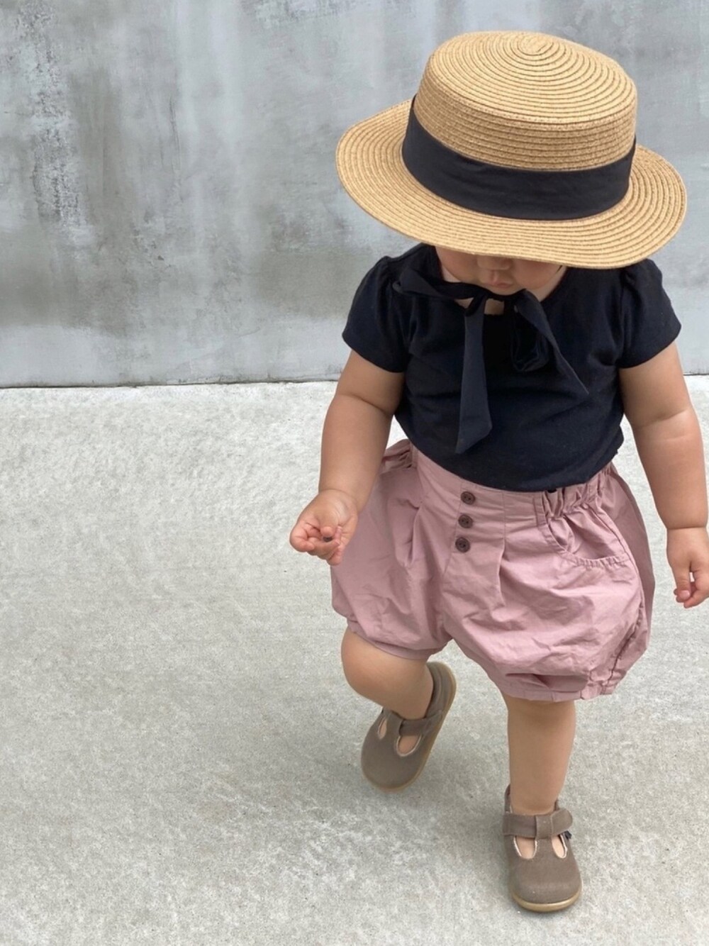 「カンカン帽、かぼちゃパンツ、パフスリーブ、１歳８ヶ月、キッズコーデ、プチプラコーデ」｜「西松屋のアイテム（Tシャツ/カットソー、ブラック系）」を使った、poko0919さん（キッズ・90cm）の夏コーディネートの1枚目の写真