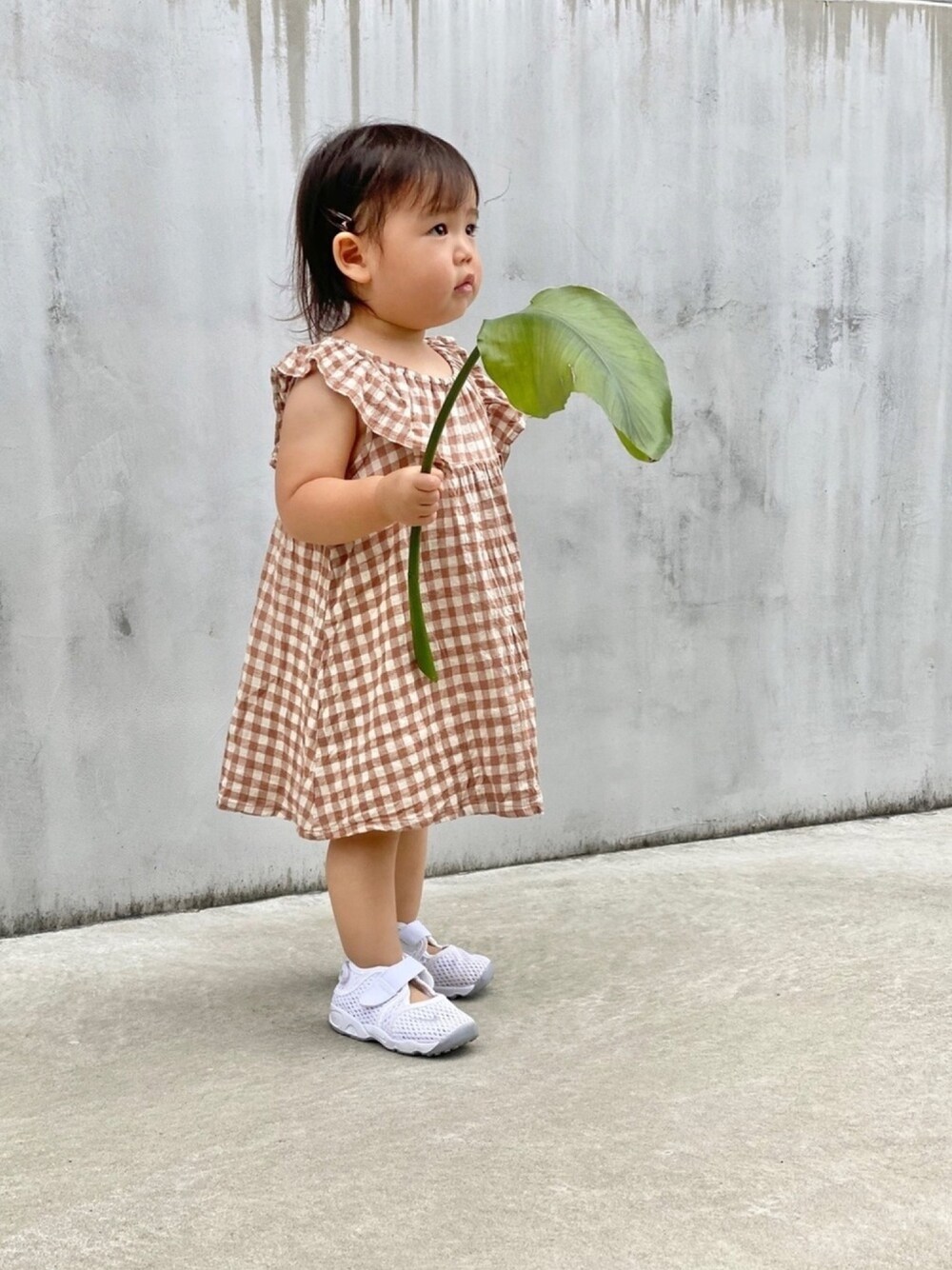 「夏コーデ、休日スタイル、ゆるコーデ、ワンピース×スニーカー、ワンピース、プチプラ、女の子コーデ、1歳10ヶ月、ギンガムチェック、エアリフト」｜「Toysrusのアイテム（ワンピース、ブラウン系）」を使った、poko0919さん（キッズ・90cm）の夏コーディネートの1枚目の写真