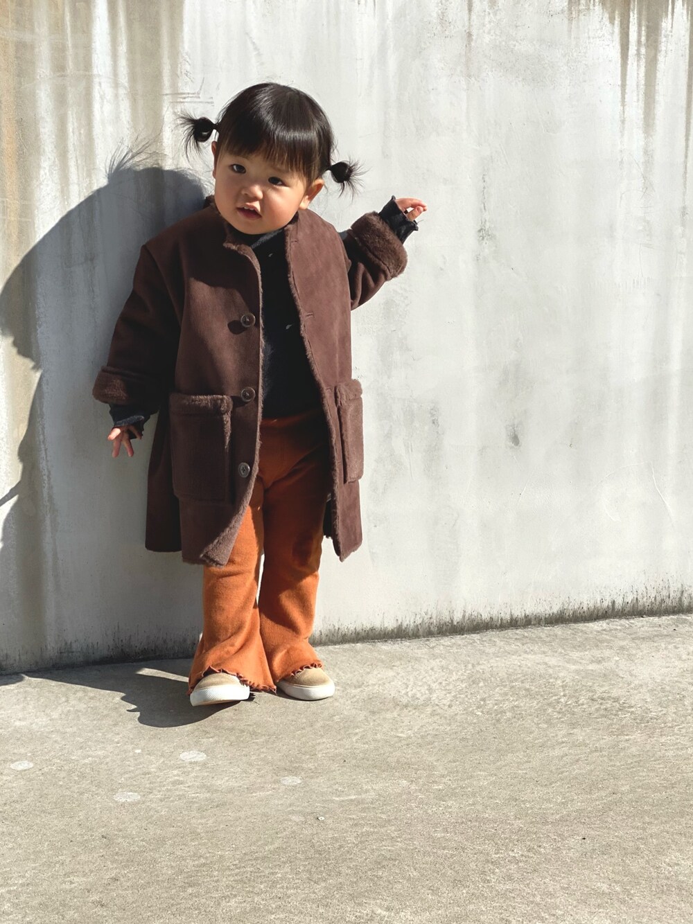 「ムートンコート、フレアパンツ、ブラウンコーデ、秋冬コーデ、ワントーンコーデ、2歳2ヶ月、VANS、ZARA KIDS、おだんごヘアー」｜「B:MING by BEAMSのビーミング by ビームス / ノーカラー ムートンコート（ムートンコート、ブラウン系）」を使った、poko0919さん（キッズ・90cm）の冬コーディネートの1枚目の写真