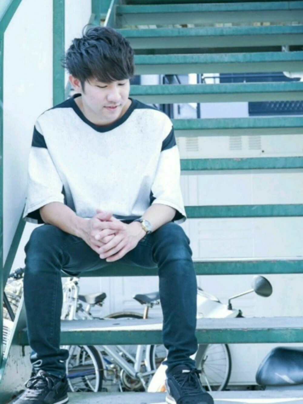 ブラック系のスニーカー、ブラック系のTシャツ/カットソー、ブラック系のその他パンツを着用したメンズの春コーディネートの1枚目の写真