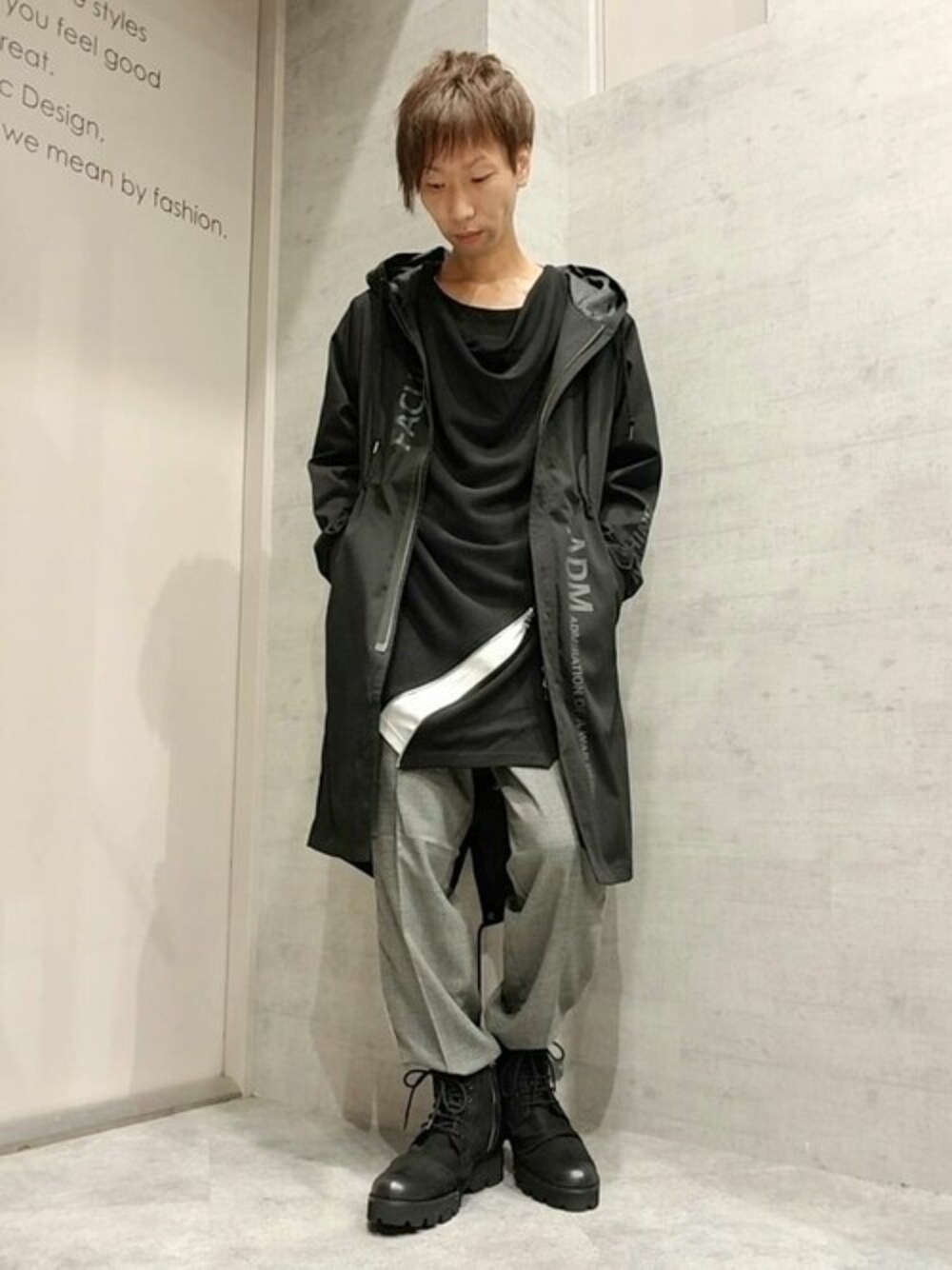 「コート、#ブラック、#アウター、#黒、#ミリタリー、#モッズコート、#Tシャツ、#秋コーデ、#ゆるコーデ、＃semanticdesign」｜「semantic designのセマンティックデザイン/semantic design ボリュームフード ミリタリーアウター（ミリタリージャケット、ブラック系）」を使った、semanticdesignスタッフさん（メンズ・166cm）の秋コーディネートの1枚目の写真