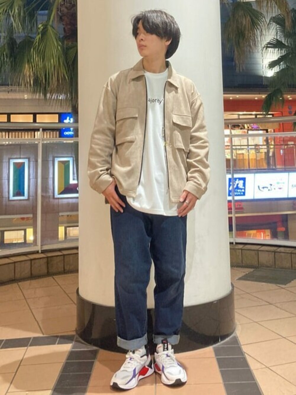 「#アウター、#スニーカー、＃デニム、＃ワイドパンツ、#ビッグシルエット、#Tシャツ、＃ユニセックス、＃ベージュ、#秋コーデ、semanticdesign」｜「semantic designのセマンティックデザイン/semantic design ストレッチ フェイクスエード CPOアウター（その他アウター、ベージュ系）」を使った、semanticdesignスタッフさん（メンズ・172cm）の秋コーディネートの1枚目の写真