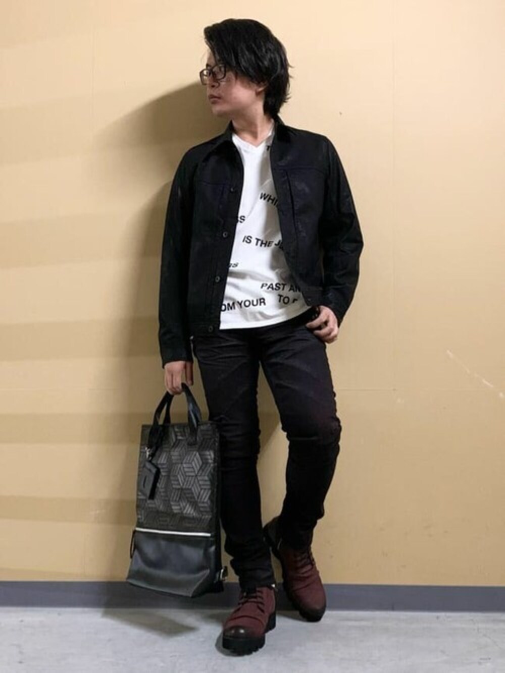 「#ブラック、#アウター、#黒、#レザー、＃ブーツ、#Tシャツ、＃トートバッグ、#パンツスタイル、#ボルドー、＃semanticdesign」｜「SHELLACのシェラック/SHELLAC エコレザー トラッカー（シャツ/ブラウス、ブラック系）」を使った、semanticdesignスタッフさん（メンズ・165cm）の秋コーディネートの1枚目の写真