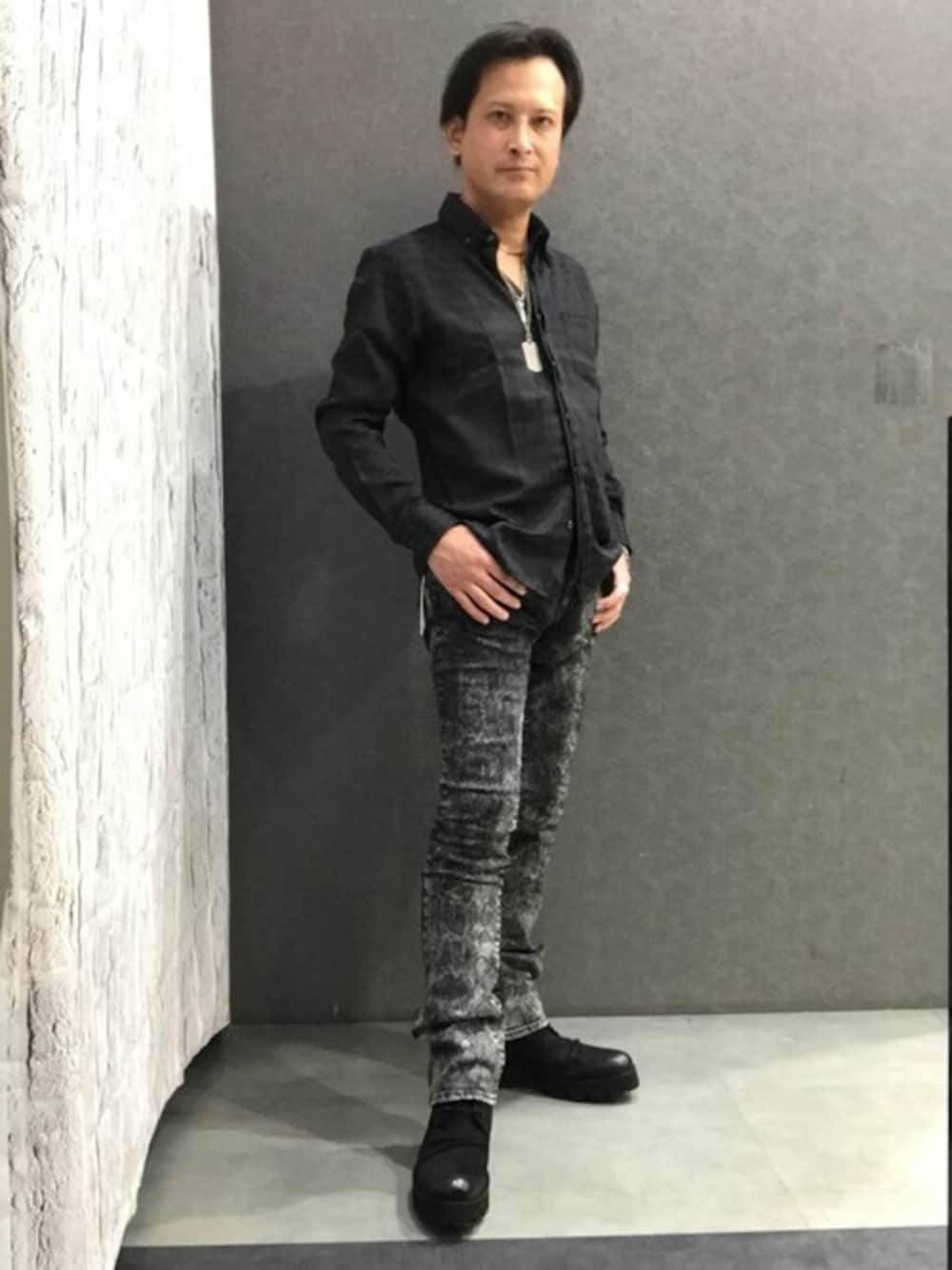 「#スキニー、#ブラック、#スニーカー、#黒、＃シャツ、＃デニム、#ブラックコーデ、#カジュアル、#モード、＃semanticdesign」｜「semantic designのセマンティックデザイン/semantic design アーガイルドビー 2枚衿ボタンダウン長袖シャツ（シャツ/ブラウス、ブラック系）」を使った、semanticdesignスタッフさん（メンズ・165cm）の秋コーディネートの1枚目の写真