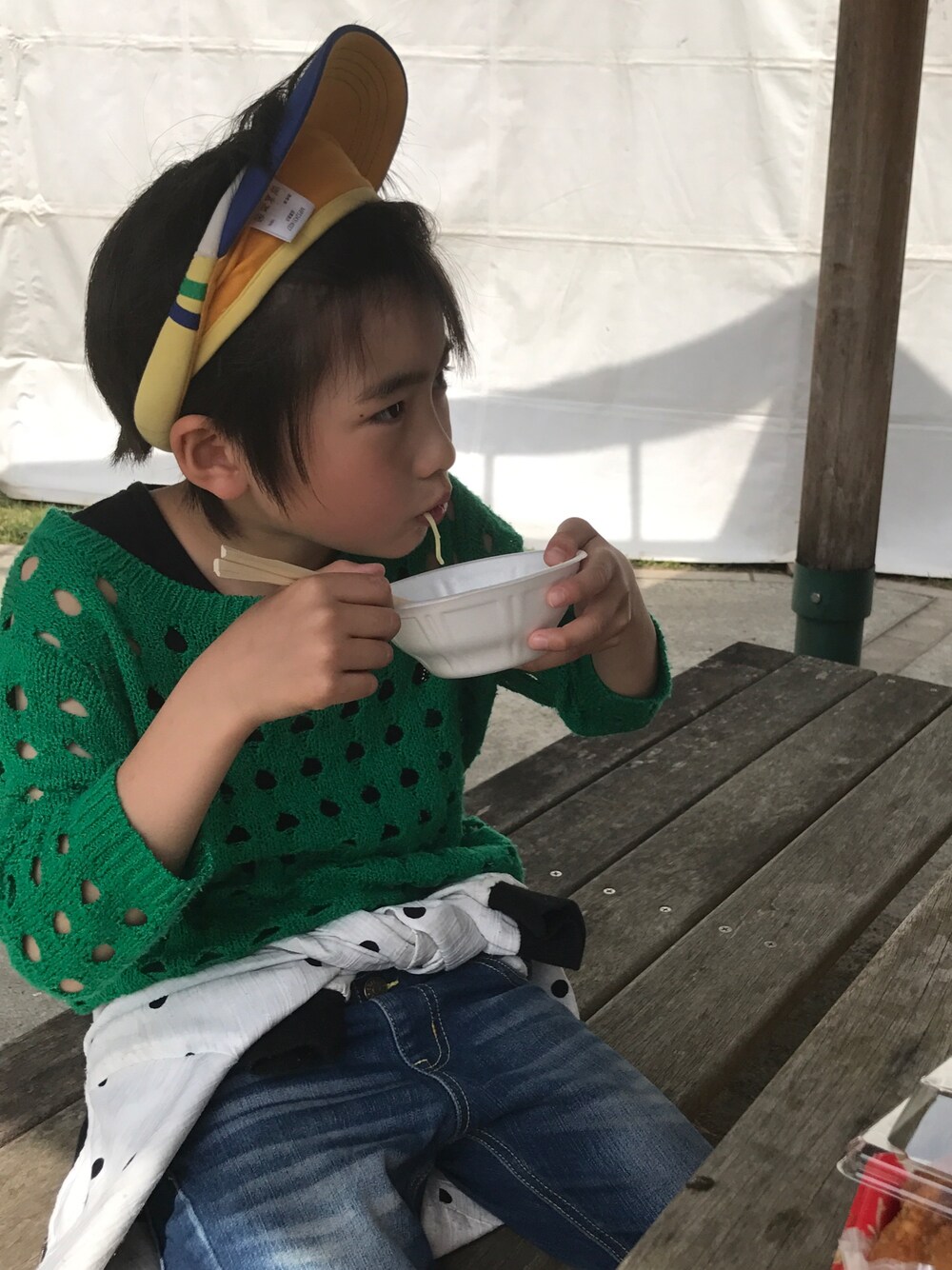 「Right-onのアイテム（サンバイザー、イエロー系）」を使った、小澤望さん（キッズ・130cm）の春コーディネートの1枚目の写真