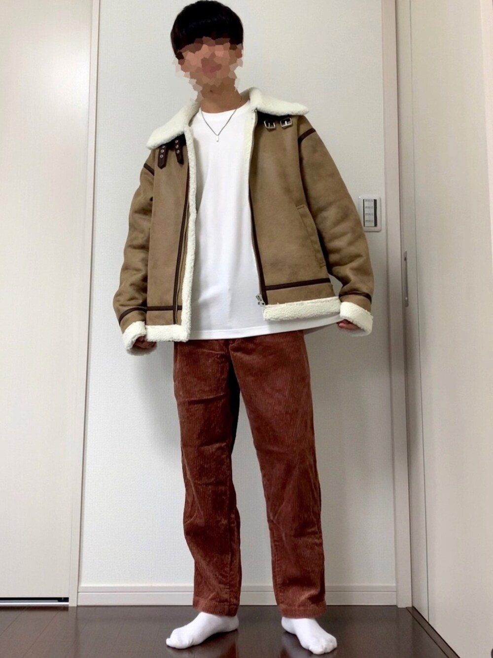 「カジュアル、冬コーデ、大人カジュアル、ootd、ゆるコーデ、ムートンジャケット、冬、コーデュロイパンツ、ベージュ、アウター」｜「improvesのフェイクムートン B-3 フライト 裏ボア ミリタリー レザー ブルゾン（ブルゾン、ベージュ系）」を使った、たくみさん（メンズ・171cm）の秋コーディネートの1枚目の写真