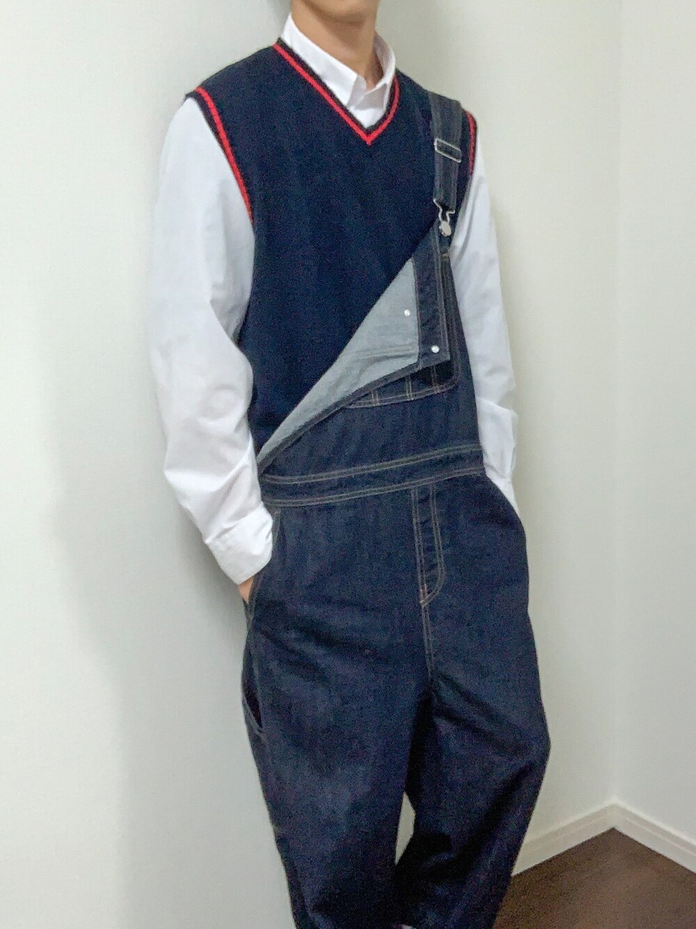「カジュアル、おしゃれさんと繋がりたい、古着、古着MIX、レイヤードスタイル、オーバーオール、ニット、プチプラコーデ、GU、ゆるコーデ」｜「TOMMY HILFIGERのアイテム（ニット/セーター、ブラック系）」を使った、たくみさん（メンズ・171cm）の冬コーディネートの1枚目の写真