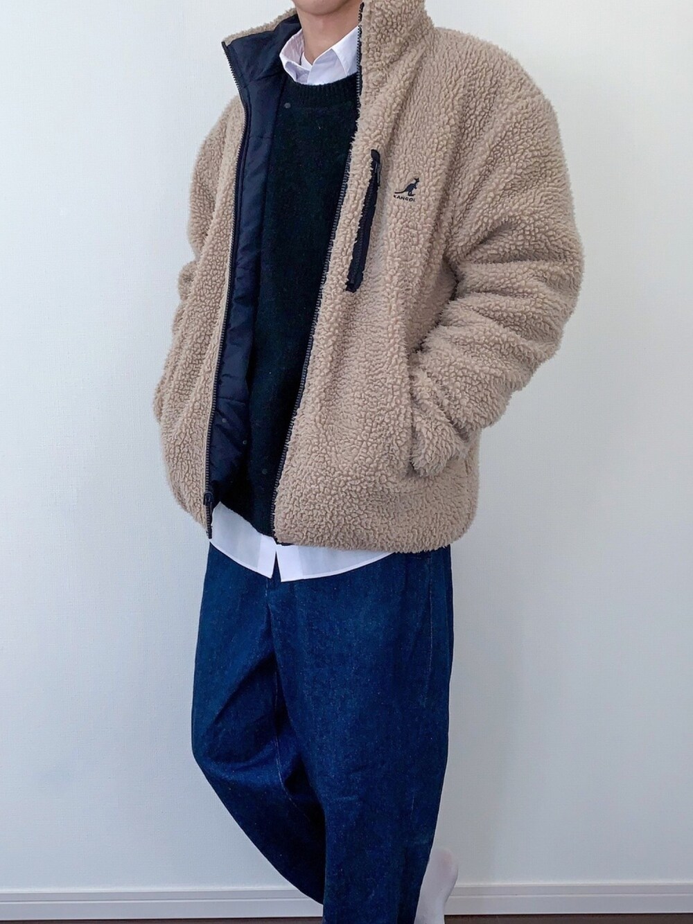 「カジュアルコーデ、カジュアル、冬コーデ、シンプル、シンプルコーデ、お洒落さんとつながりたい、プチプラ、ootd、ベージュ、ゆるコーデ」｜「KANGOLの【ユニセックスで着用可能/選べる2タイプ】KANGOL/カンゴール別注 リバーシブル シープボアフリースジャケット/オーバーサイズ ボアスタンドブルゾン ボアジャケット（ブルゾン、イエロー系）」を使った、たくみさん（メンズ・171cm）の冬コーディネートの1枚目の写真