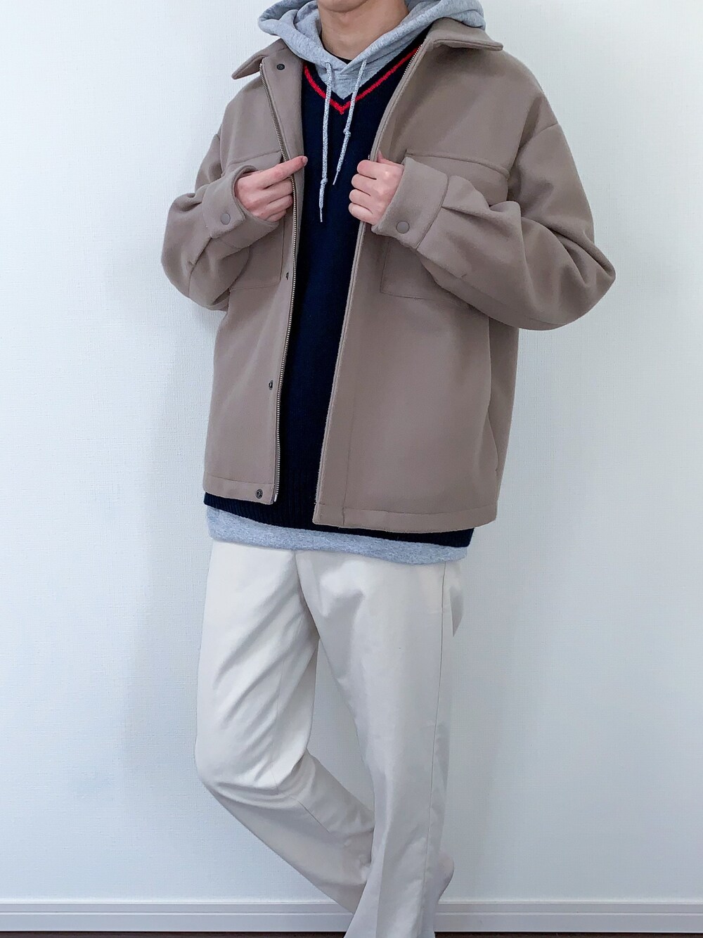 「大人カジュアル、大人コーデ、ニット、カジュアル、カジュアルコーデ、シンプル、シンプルコーデ、ゆるコーデ、ootd、冬コーデ」｜「RAGEBLUEのケープメリノZIPブルゾン/884117（ブルゾン、ベージュ系）」を使った、たくみさん（メンズ・171cm）の冬コーディネートの1枚目の写真