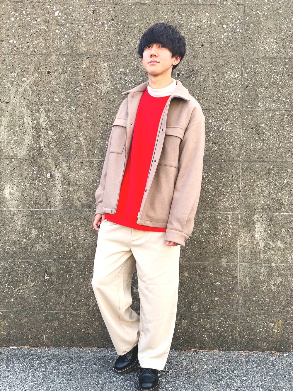 「休日スタイル、ゆるコーデ、カジュアル、カジュアルコーデ、冬コーデ、キレイめ、Dr.Martens、レイヤードスタイル、プチプラ、おしゃれさんと繋がりたい」｜「WEGOのWEGO/【セットアップ対応商品】アーバンカラーセミワイドスラックス（スラックス、ベージュ系）」を使った、たくみさん（メンズ・171cm）の冬コーディネートの1枚目の写真