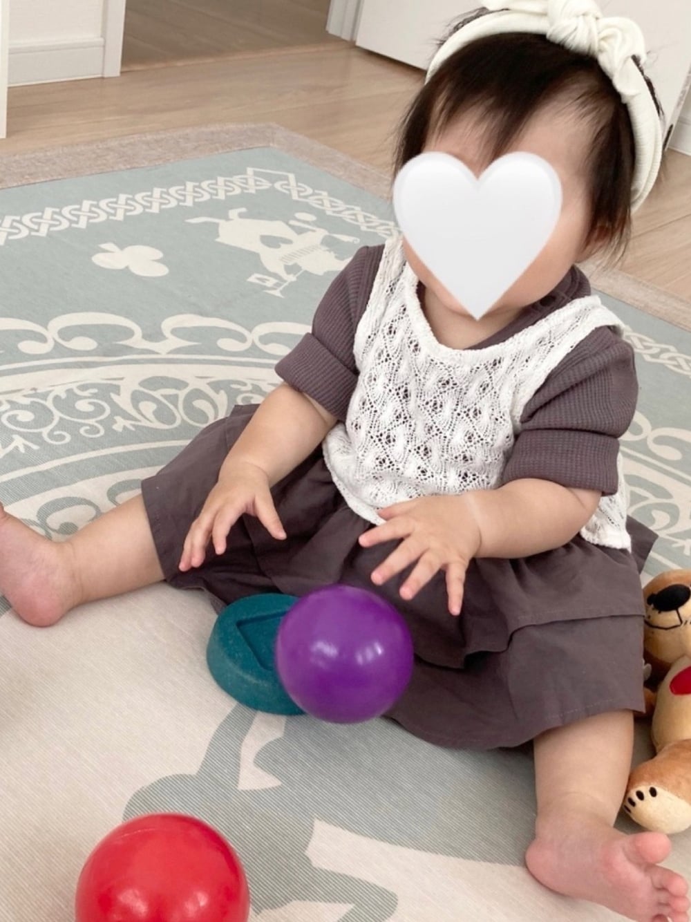 「9ヶ月、プティマイン、ヘアバンド、ベスト」｜「petit mainのワッフルペプラム８分袖チュニック（チュニック、グレー系）」を使った、RIRAkkoさん（キッズ・90cm）の秋コーディネートの1枚目の写真