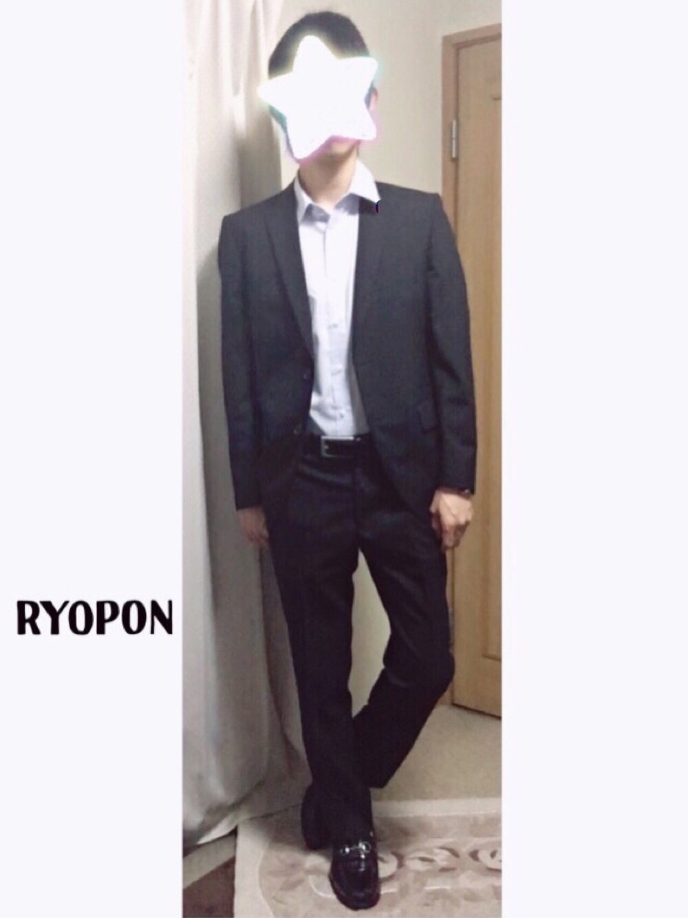 ブルー系のシャツ/ブラウス、ブラック系のスーツジャケット、ブラック系のスーツパンツを着用したメンズの夏コーディネートの1枚目の写真