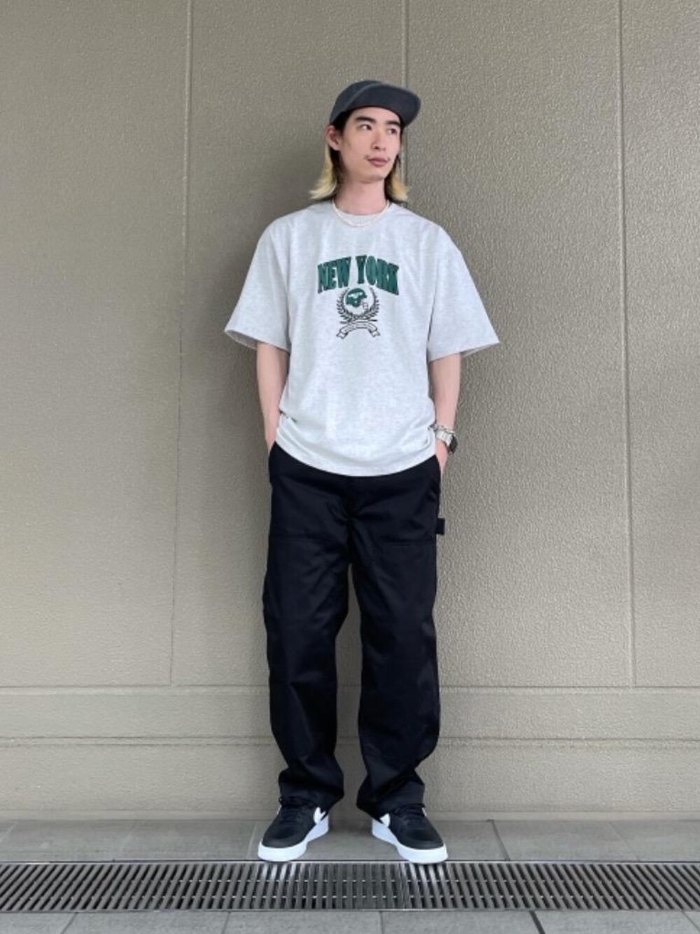 ブラック系のスニーカー、ブラック系のその他パンツ、グレー系のTシャツ/カットソーを着用したメンズの春コーディネートの1枚目の写真