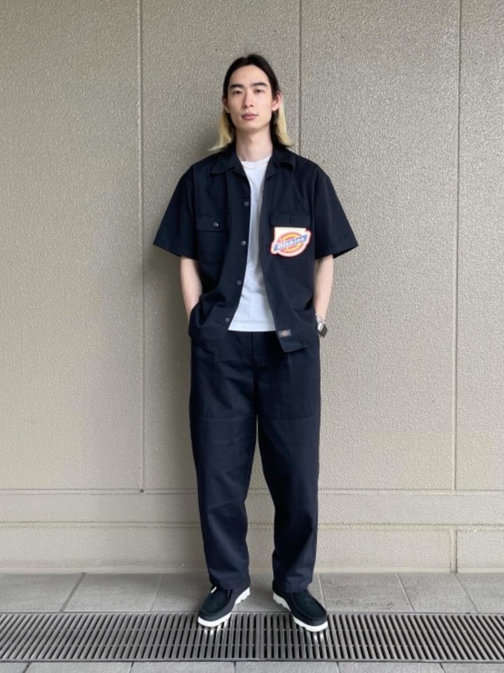 ブラック系のブーツ、ブラック系のシャツ/ブラウス、ブラック系のその他パンツを着用したメンズの夏コーディネートの1枚目の写真