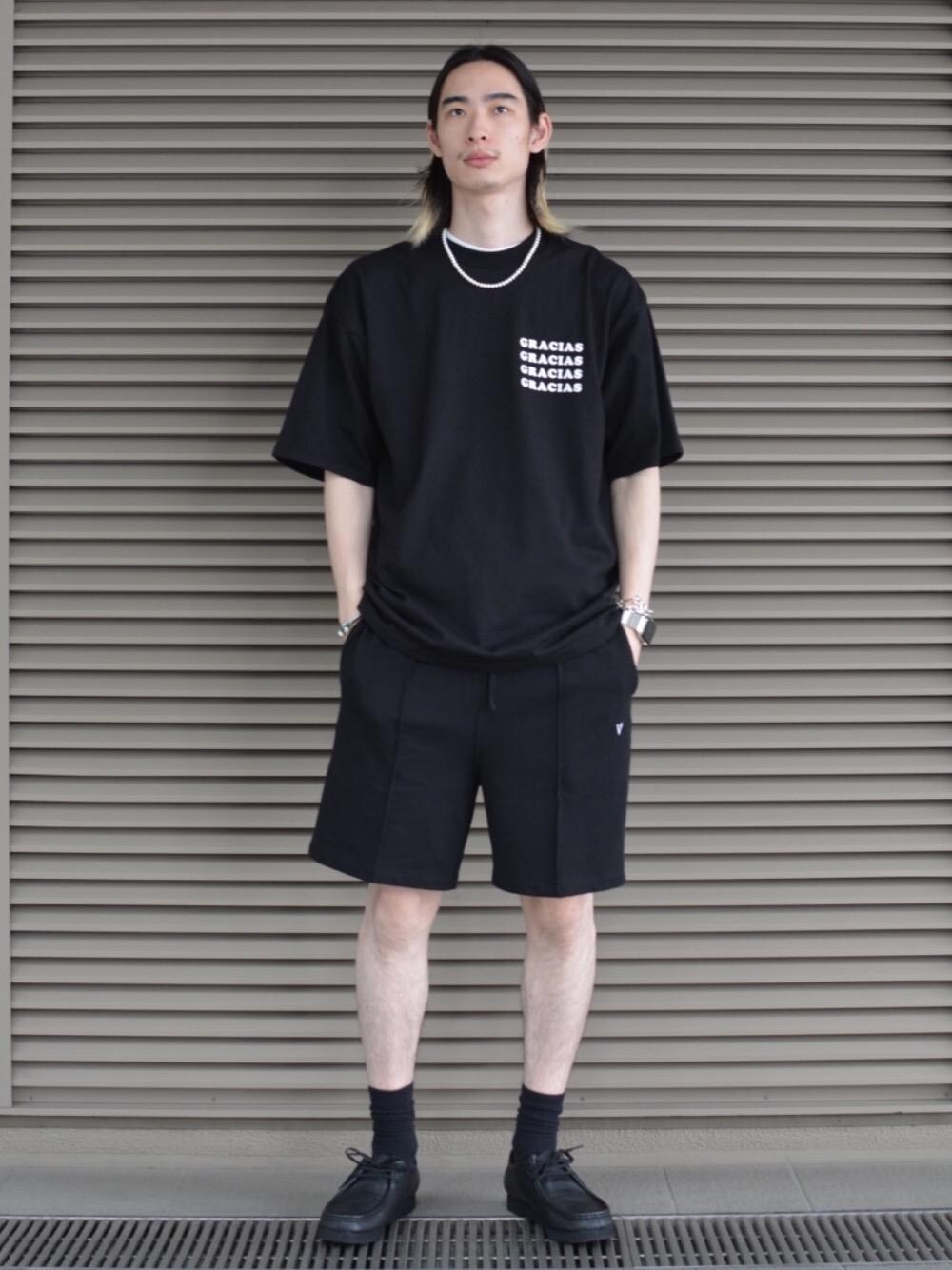 ブラック系のその他パンツ、ブラック系のTシャツ/カットソー、その他のネックレスを着用したメンズの夏コーディネートの1枚目の写真