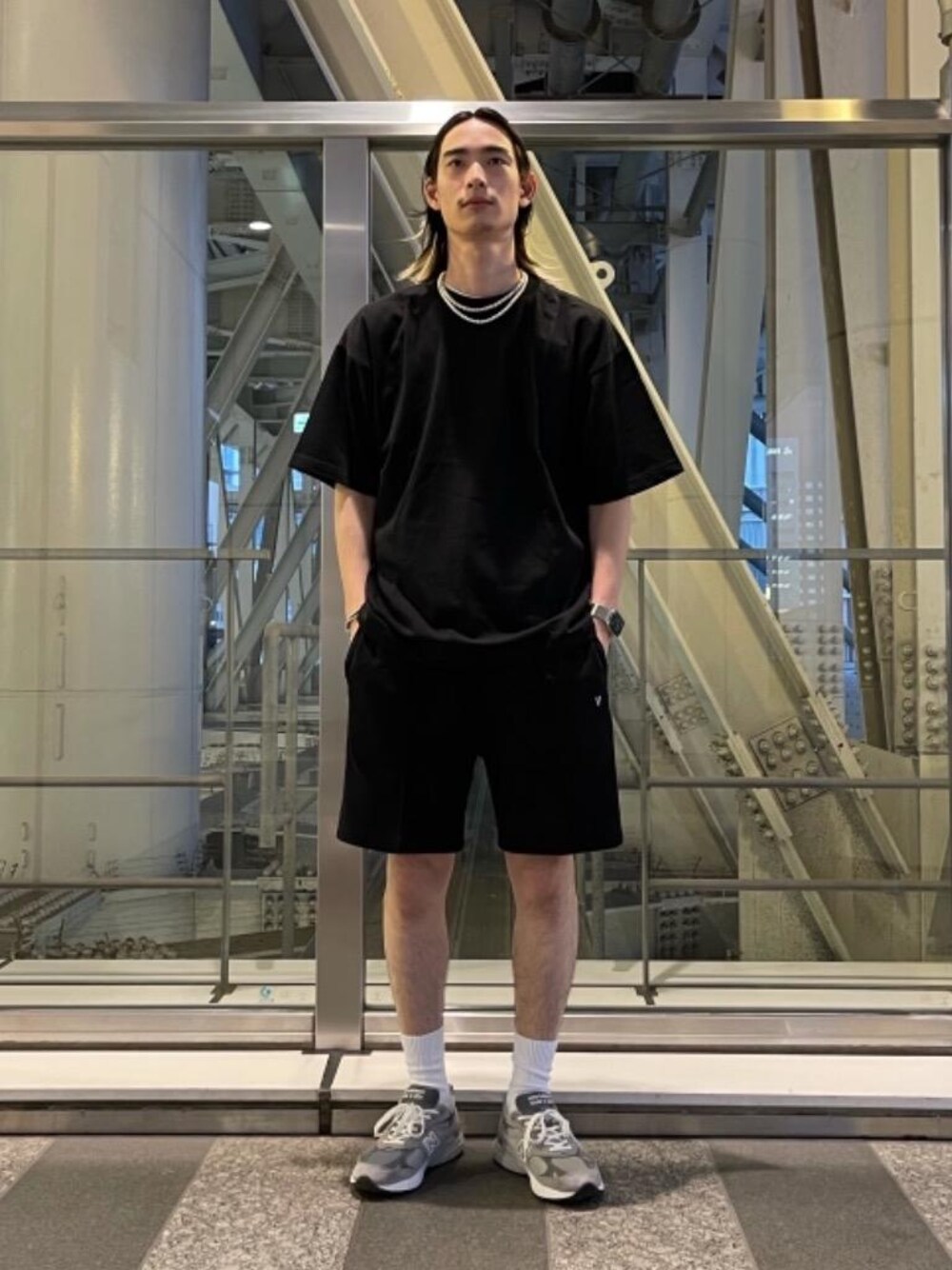 ブラック系のその他パンツ、ブラック系のTシャツ/カットソー、ホワイト系のソックス/靴下を着用したメンズの夏コーディネートの1枚目の写真