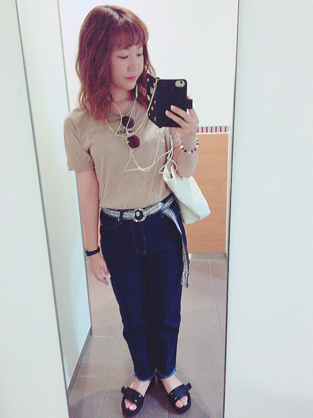 「プチプラ、デニムパンツ、夏コーデ、Tシャツ、サングラス、スポーツサンダル、カジュアル、シンプル」｜「LOWRYS FARMのストラップサンダル　722873（サンダル、ブラック系）」を使った、アズ☺︎さん（レディース・159cm）の夏コーディネートの1枚目の写真