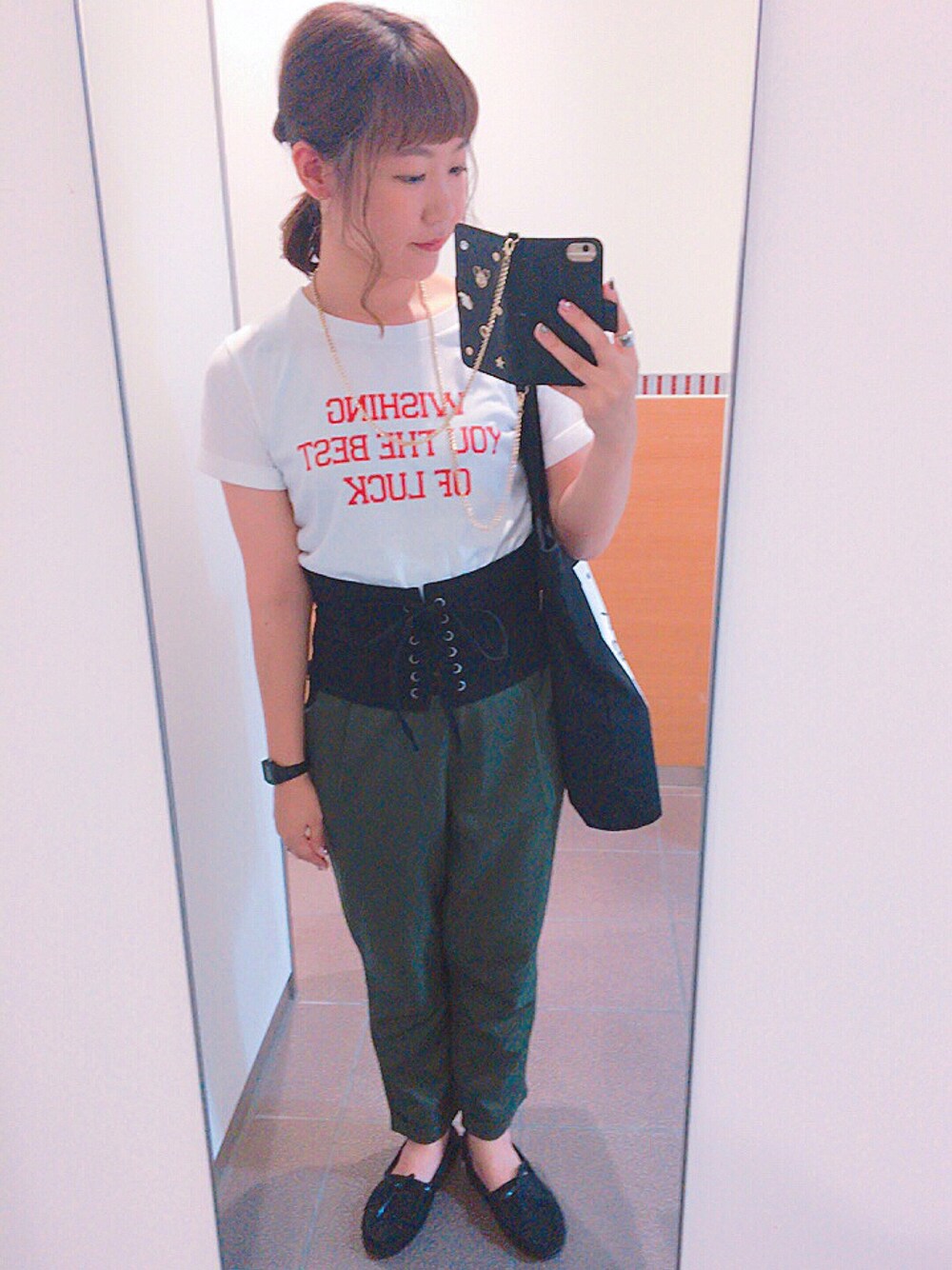 「秋、プチプラ、Tシャツ、コルセット、カジュアルコーデ、モカシン」｜「☺︎のアイテム（シューズ、ブラック系）」を使った、アズ☺︎さん（レディース・159cm）の秋コーディネートの1枚目の写真