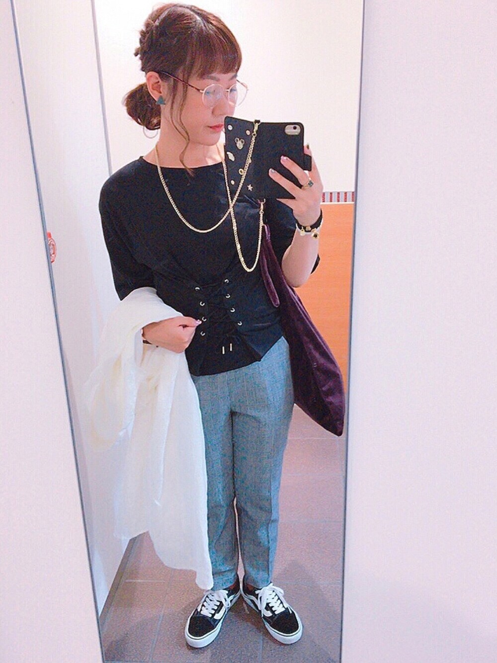 ブラック系のスニーカー、グレー系のその他パンツ、ブラック系のTシャツ/カットソーを着用したレディースの秋コーディネートの1枚目の写真