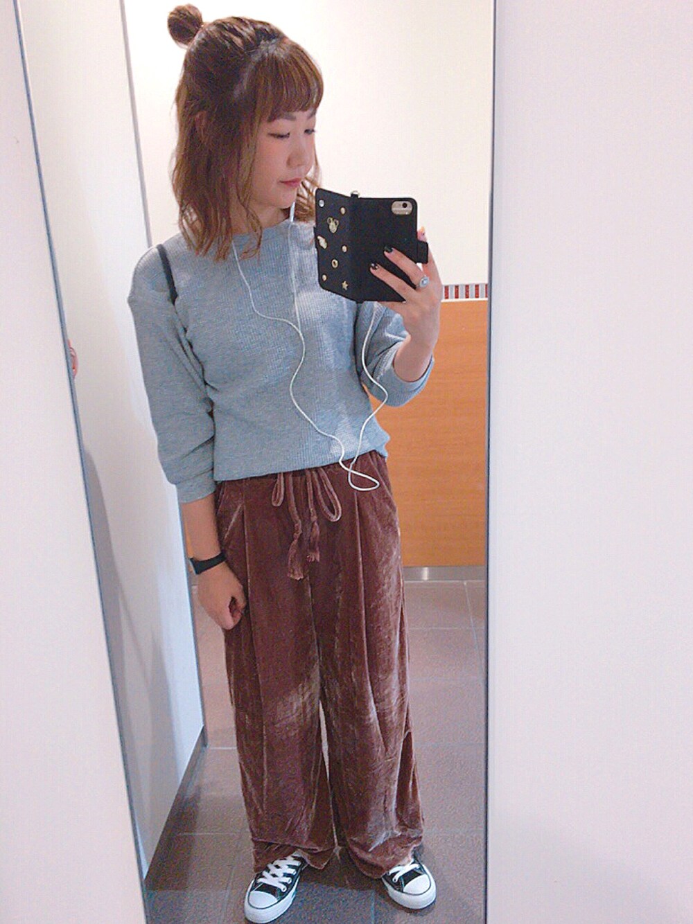 「ベロア、ワイドパンツ、秋のコーデ、プチプラ、UNIQLO、ワッフルクルーネックＴ、ラフスタイル、コンバース、スニーカーコーデ」｜「CONVERSEのconverse（コンバース） ALL STAR OX（オールスターOX）（スニーカー、ブラック系）」を使った、アズ☺︎さん（レディース・159cm）の秋コーディネートの1枚目の写真