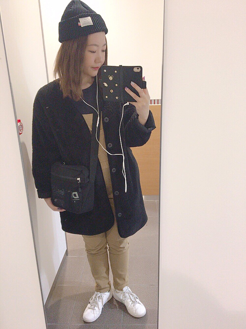 「プチプラ、秋のコーデ、ニット帽、スニーカー、adidas、ボア、リバーシブル、サロペット、サコッシュ、Dickies」｜「adidas NEO LabelのadidasNEO（スニーカー、ホワイト系）」を使った、アズ☺︎さん（レディース・159cm）の秋コーディネートの1枚目の写真
