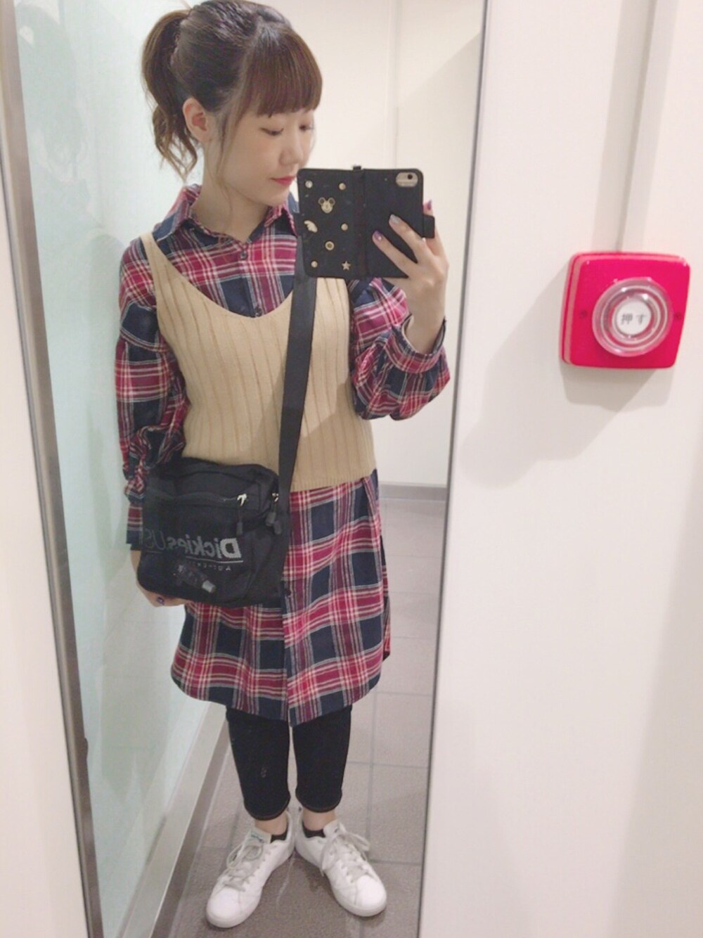 「カジュアル、プチプラ、雨の日コーデ、スニーカー、デニムパンツ、サコッシュ、チェックシャツ、ニットキャミソール」｜「adidas NEO LabelのadidasNEO（スニーカー、ホワイト系）」を使った、アズ☺︎さん（レディース・159cm）の秋コーディネートの1枚目の写真