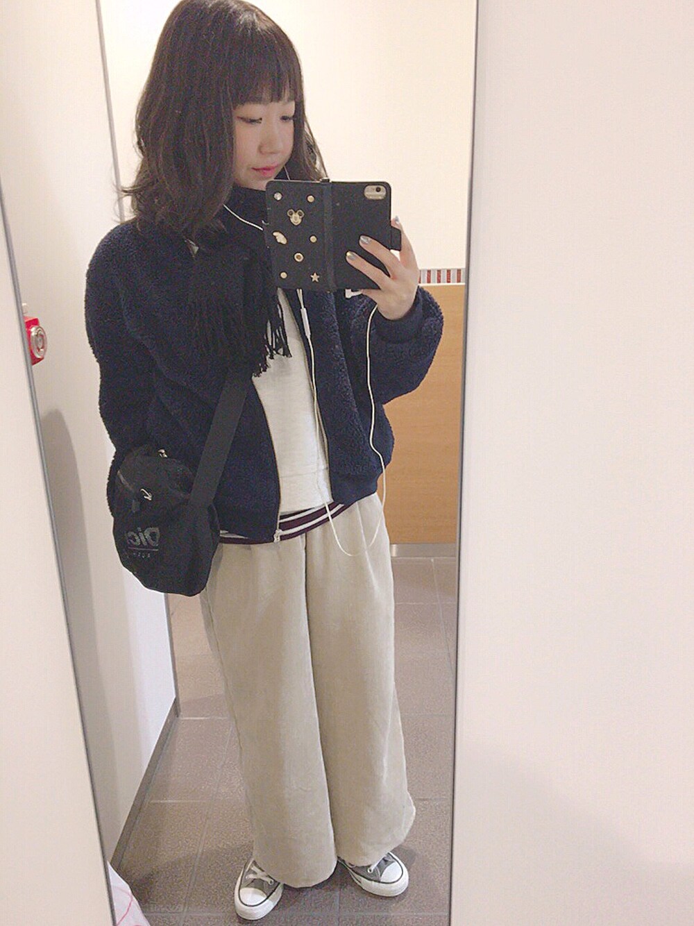 「プチプラ、ボア、ブルゾン、GU、パーカー、コーデュロイ、ワイドパンツ、冬コーデ、コンバース、サコッシュ」｜「Green　Parksの・コーデュロイワイドパンツ（その他パンツ、ベージュ系）」を使った、アズ☺︎さん（レディース・159cm）の冬コーディネートの1枚目の写真