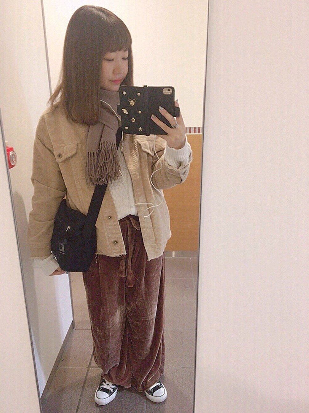 「コーデュロイ、Gジャン、ベロアパンツ、スニーカー、コンバース、ニット、サコッシュ、Dickies、プチプラ、冬コーデ」｜「CONVERSEのconverse（コンバース） ALL STAR OX（オールスターOX）（スニーカー、ブラック系）」を使った、アズ☺︎さん（レディース・159cm）の冬コーディネートの1枚目の写真