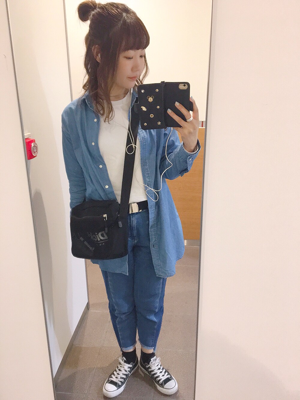 「デニムonデニム、デニムパンツ、シャツスタイル、スニーカー、コンバース、サコッシュ、無地T」｜「CONVERSEのconverse（コンバース） ALL STAR OX（オールスターOX）（スニーカー、ブラック系）」を使った、アズ☺︎さん（レディース・159cm）の春コーディネートの1枚目の写真