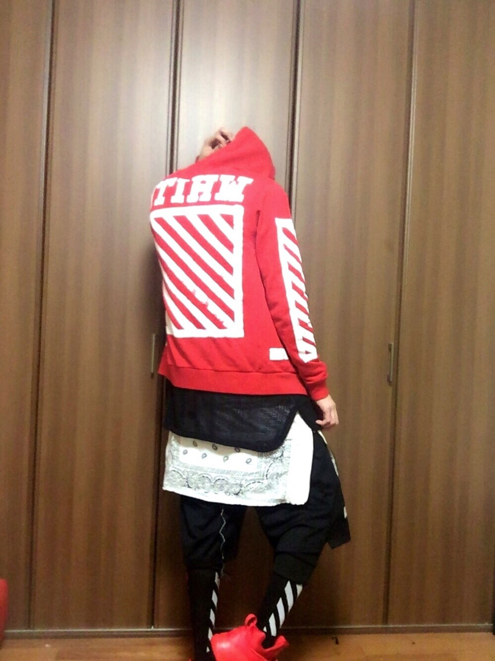 「OFF-WHITE、パーカー、レイヤード、NIKE」｜「off-Whiteのアイテム（パーカー、レッド系）」を使った、624さん（メンズ・175cm）の冬コーディネートの1枚目の写真