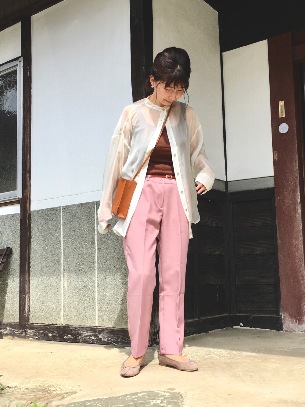 「シンプル、オトナカジュアル、バレエシューズ、スラックス、outfit、dholic、春夏コーデ、くすみピンク、シアーシャツ、ブラウン」｜「titivateのAﾗｲﾝｼｱｰｼｬﾂ（シャツ/ブラウス、ホワイト系）」を使った、ai_aiさん（レディース・158cm）の夏コーディネートの1枚目の写真