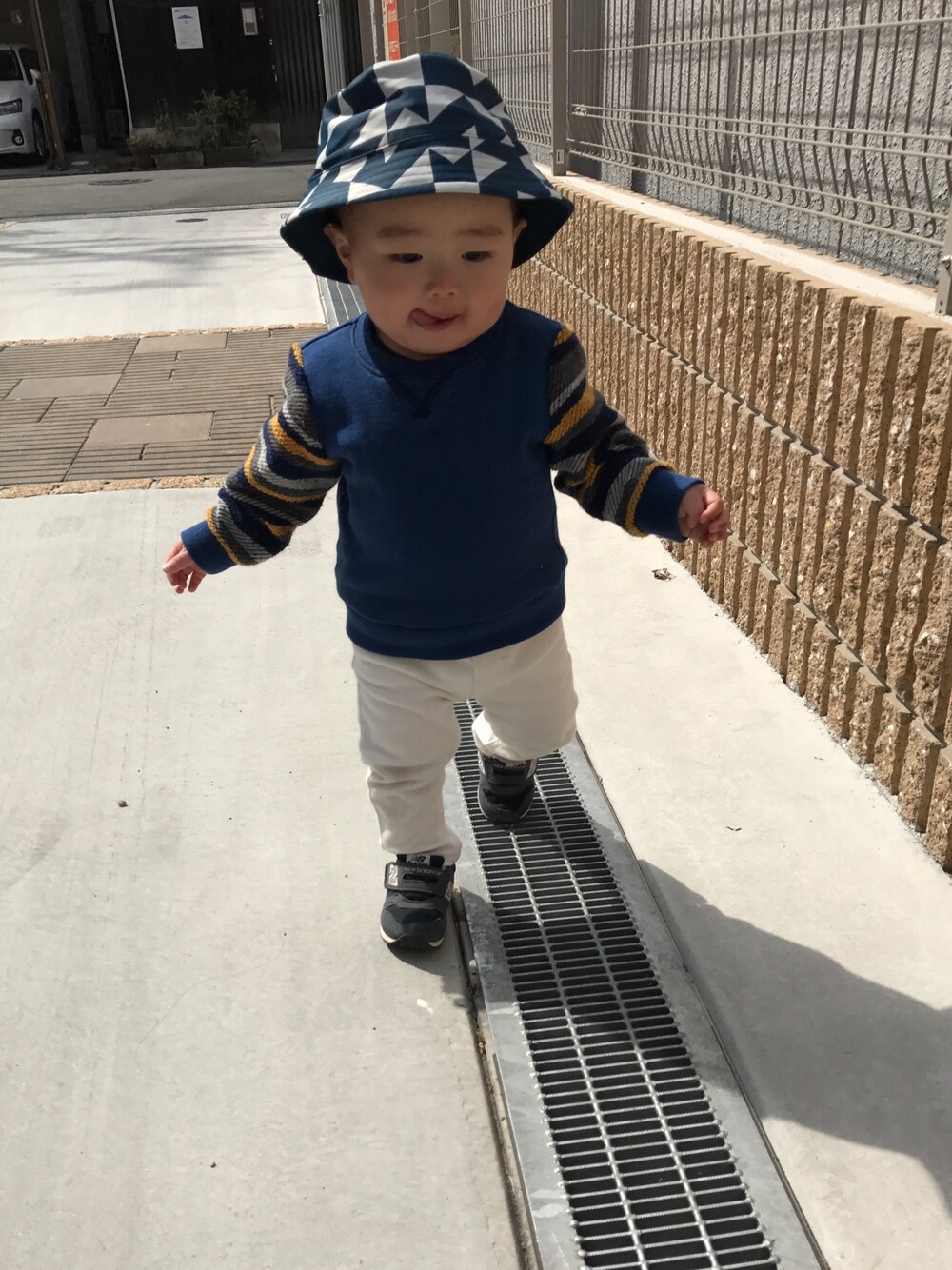 「kids、男の子、春コーデ、シンプル、カジュアル、白パンツ、ハット」｜「こども ビームスのtea WinkipopHat（ハット、ブルー系）」を使った、けんたろうさん（キッズ・80cm）の春コーディネートの1枚目の写真