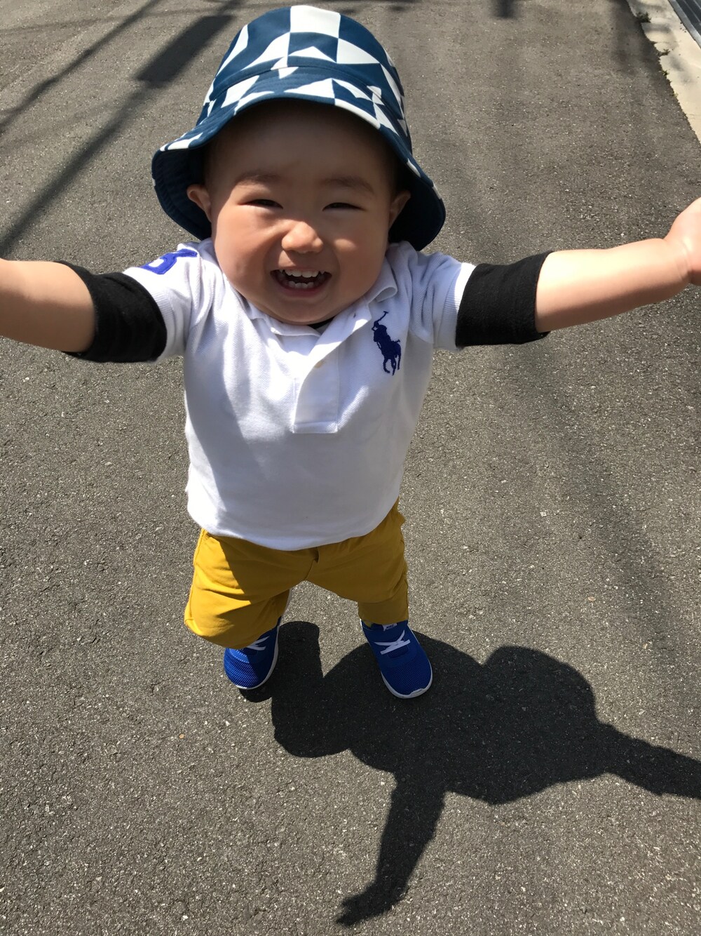 「キッズファッション、男の子、春コーデ、カジュアルコーデ、休日スタイル、美女と野獣キャンペーン、ベルイエロー」｜「こども ビームスのtea WinkipopHat（ハット、ブルー系）」を使った、けんたろうさん（キッズ・80cm）の春コーディネートの1枚目の写真