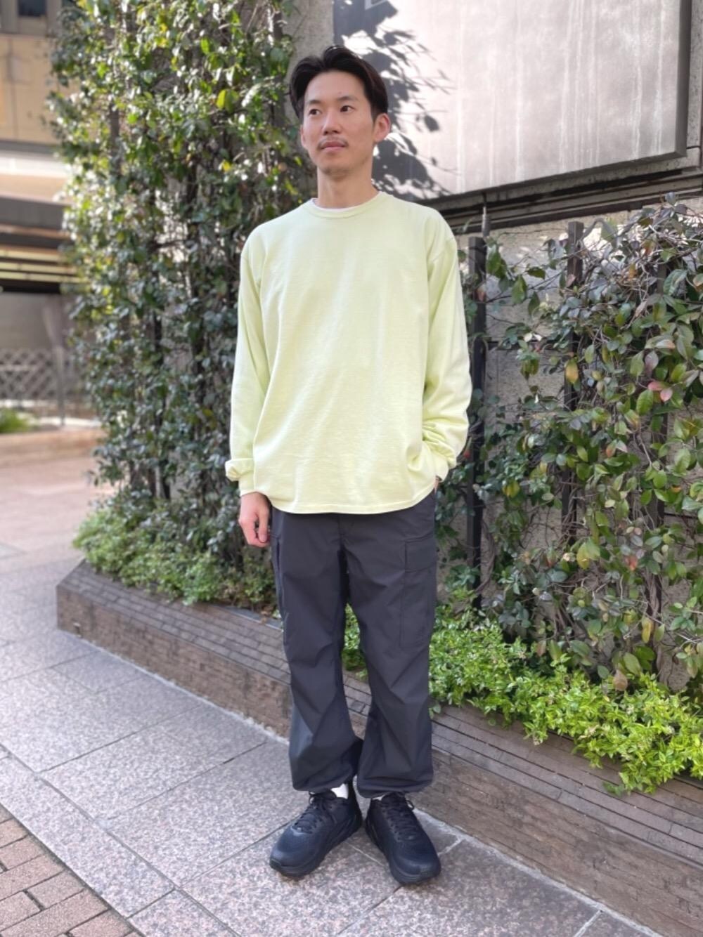 その他のスニーカー、ブラック系のカーゴパンツを着用したメンズの冬コーディネートの1枚目の写真