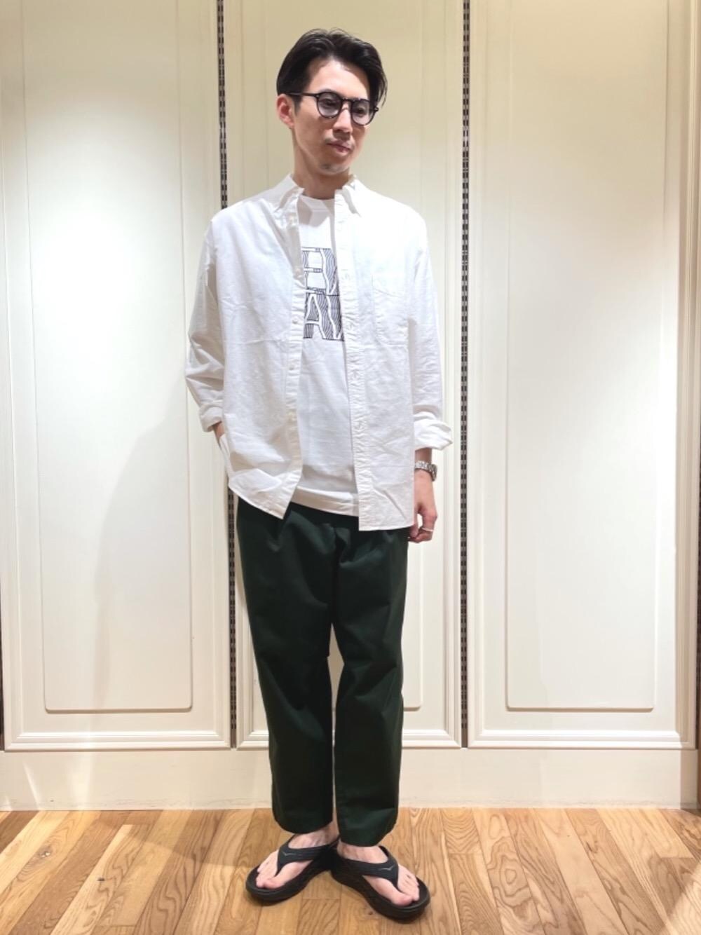 ホワイト系のシャツ/ブラウス、ホワイト系のTシャツ/カットソー、ブラック系のサンダルを着用したメンズの春コーディネートの1枚目の写真