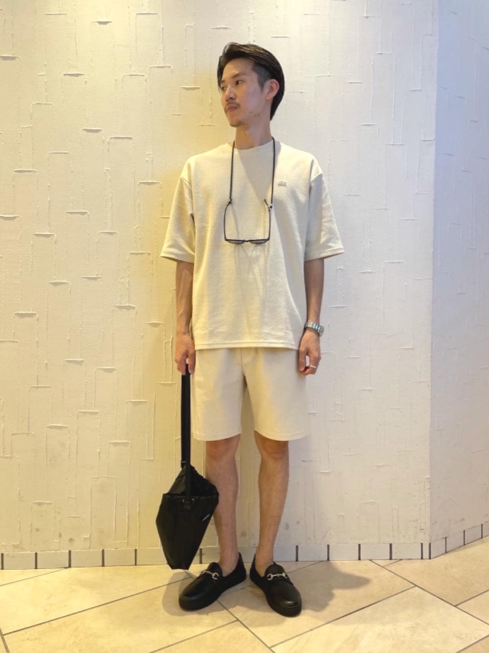 ブラック系のショルダーバッグ、ベージュ系のTシャツ/カットソー、ベージュ系のその他パンツを着用したメンズの夏コーディネートの1枚目の写真