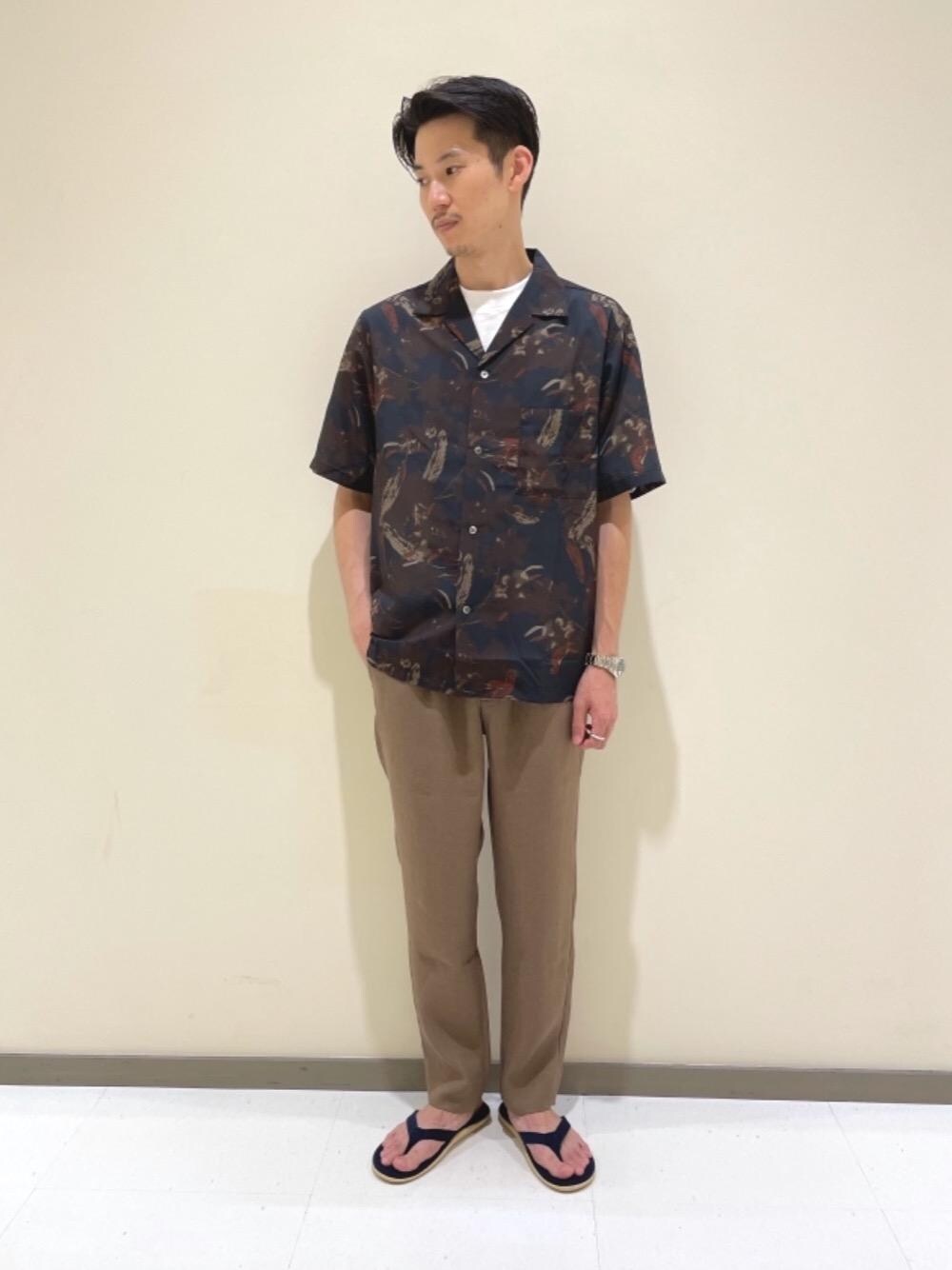 ブルー系のシャツ/ブラウス、ブラウン系のその他パンツ、ブルー系のサンダルを着用したメンズの夏コーディネートの1枚目の写真