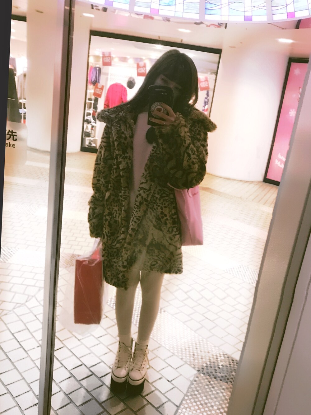 「冬コーデ、レオパード、アウター、シャギーニット、pink、セットアップ、juetie、厚底シューズ、ホワイト、スニーカー」｜「jouetieの厚底フリンジスニーカー（スニーカー、ホワイト系）」を使った、夏焼雅さん（レディース・160cm）の冬コーディネートの1枚目の写真