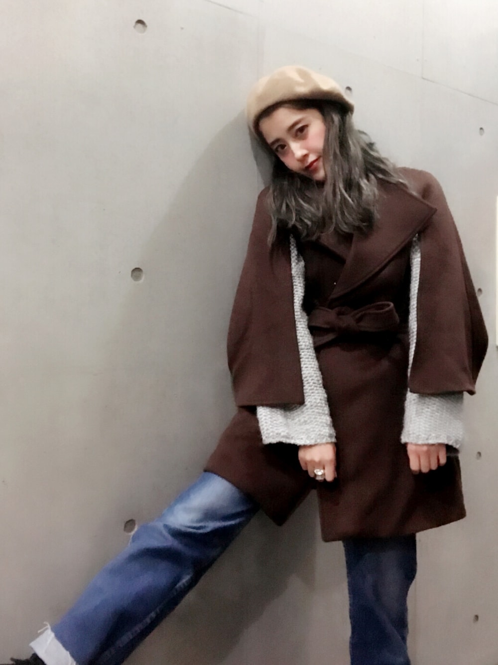 「lissiboutique、シンプル、カジュアルコーデ、ゆるコーデ、ポンチョ、ポンチョコート、アウター、BROWN、デニム、冬」｜「古着のアイテム（デニムパンツ、ブルー系）」を使った、夏焼雅さん（レディース・160cm）の冬コーディネートの1枚目の写真