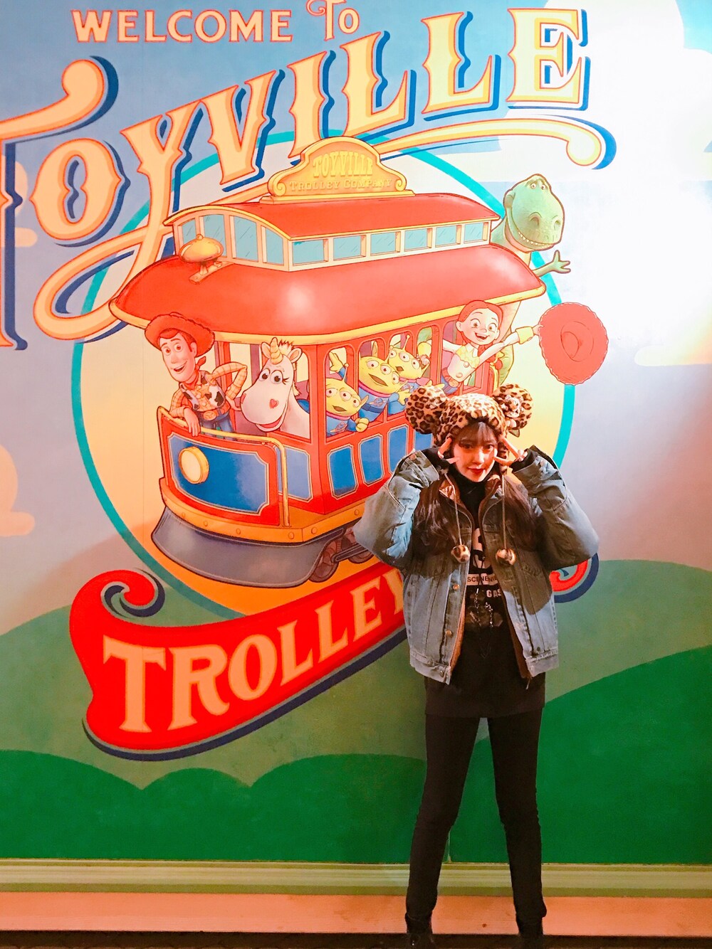 ゴールド系のダウンジャケット/コート、ブラック系のブーツ、その他のその他を着用したレディースの冬コーディネートの1枚目の写真